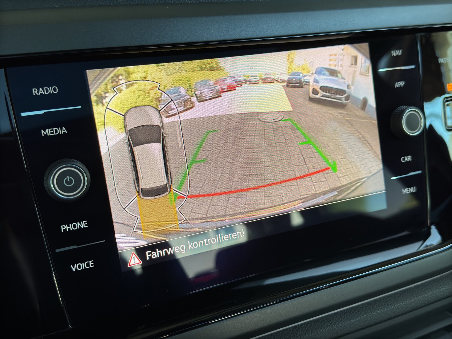 VW Taigo 1.0 TSI R-Line DSG "Pano-RF.-Kamera-Spurpaket-Matrix"-image-17