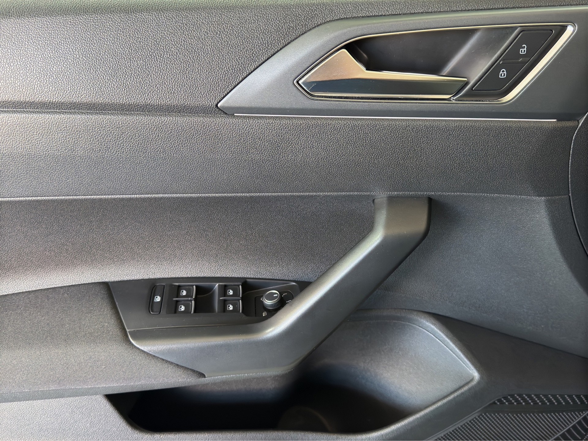 VW Taigo 1.0 TSI R-Line DSG "Pano-RF.-Kamera-Spurpaket-Matrix"-image-9