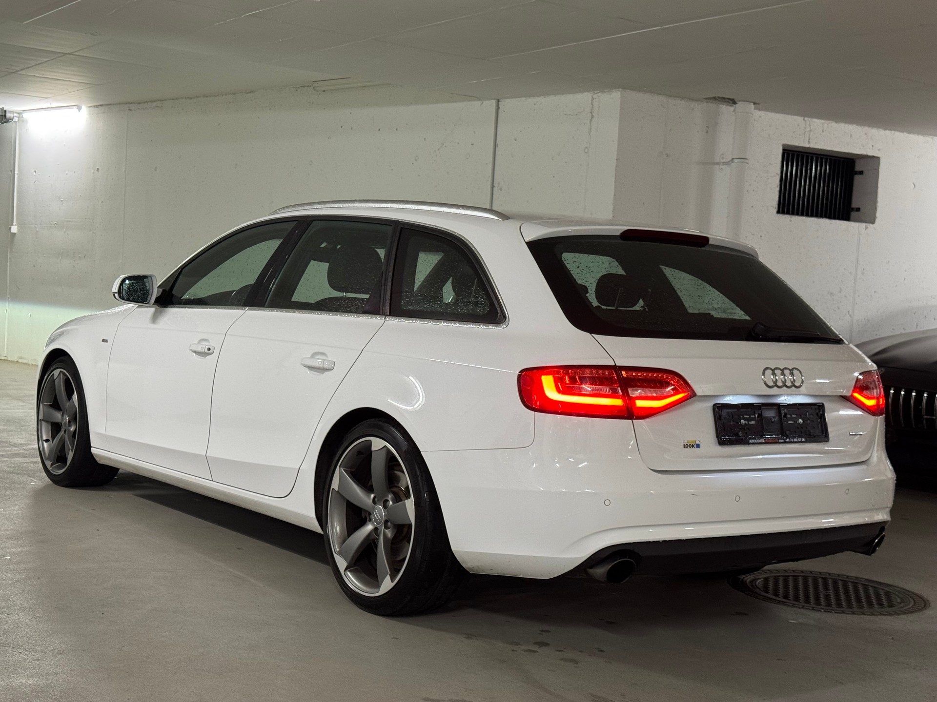 AUDI A4 Avant 2.0 TFSI quattro S-Line mit Anhängerkupplung-image-4