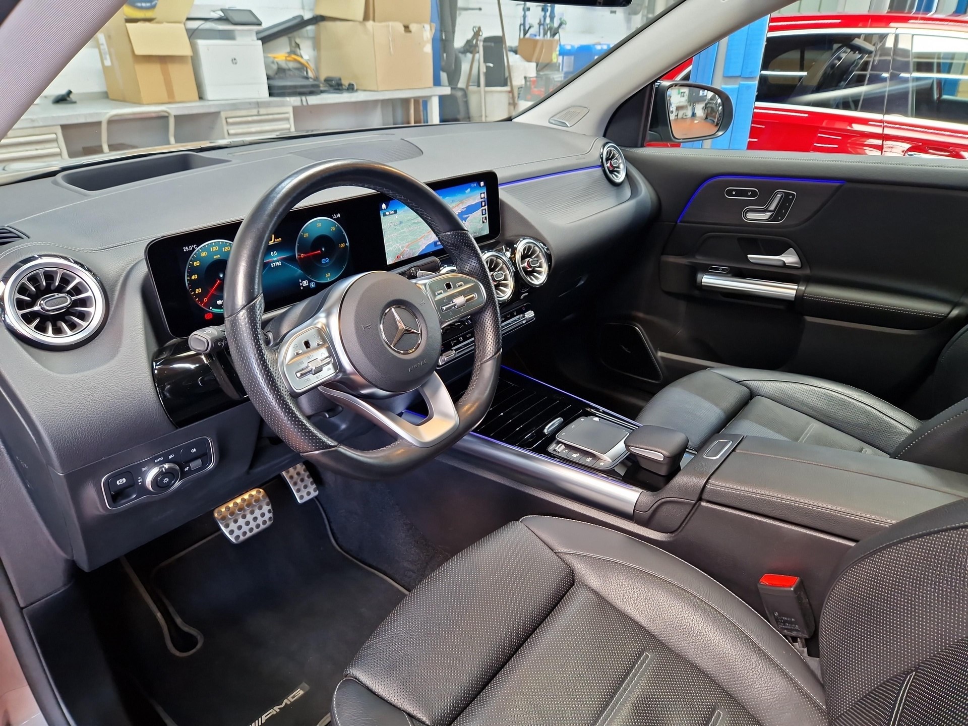 MERCEDES-BENZ EQA 350 4MATIC AMG Line-image-4