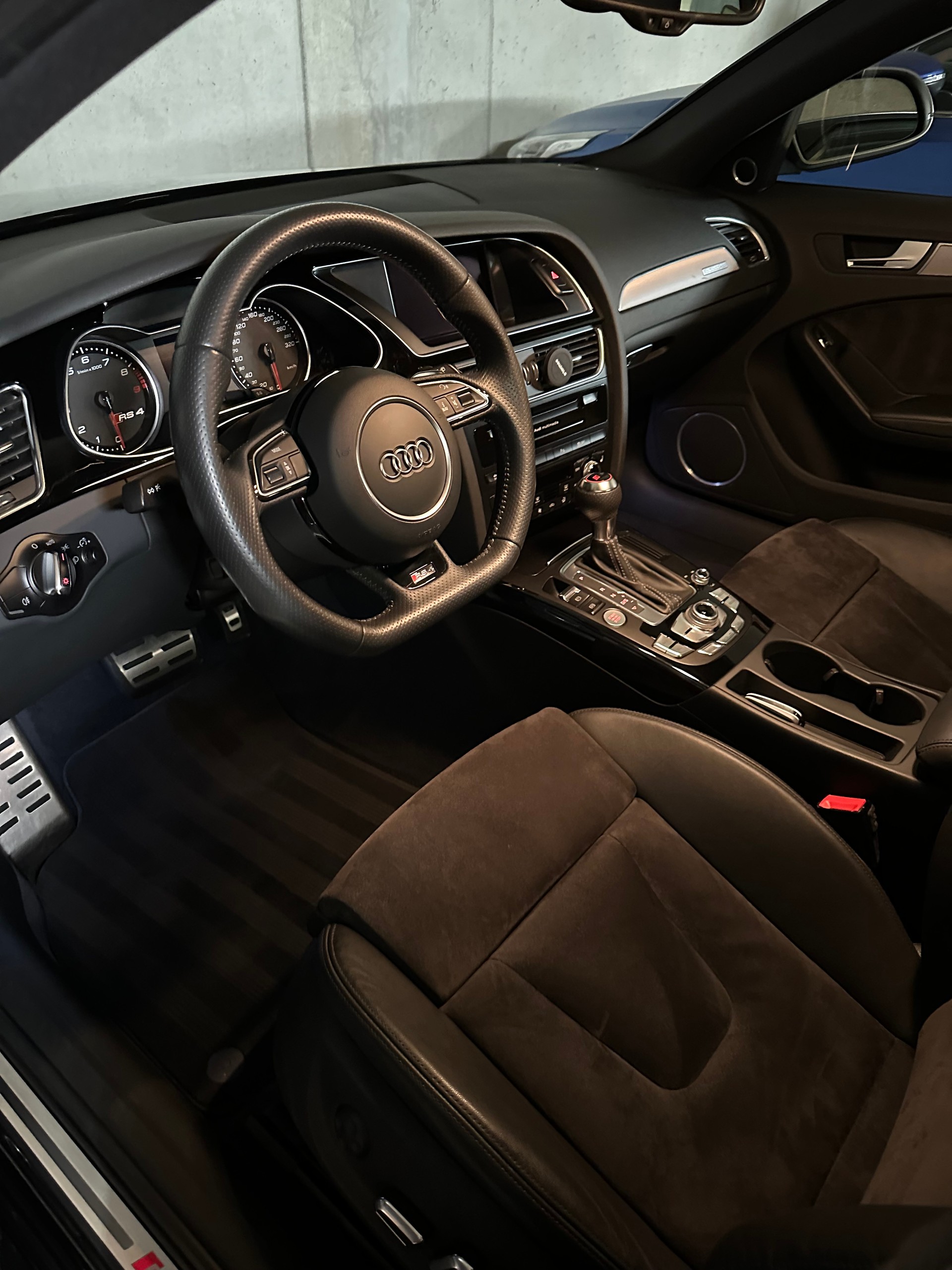 AUDI 4.2 V8 FSI quattro S-Tronic-image-5