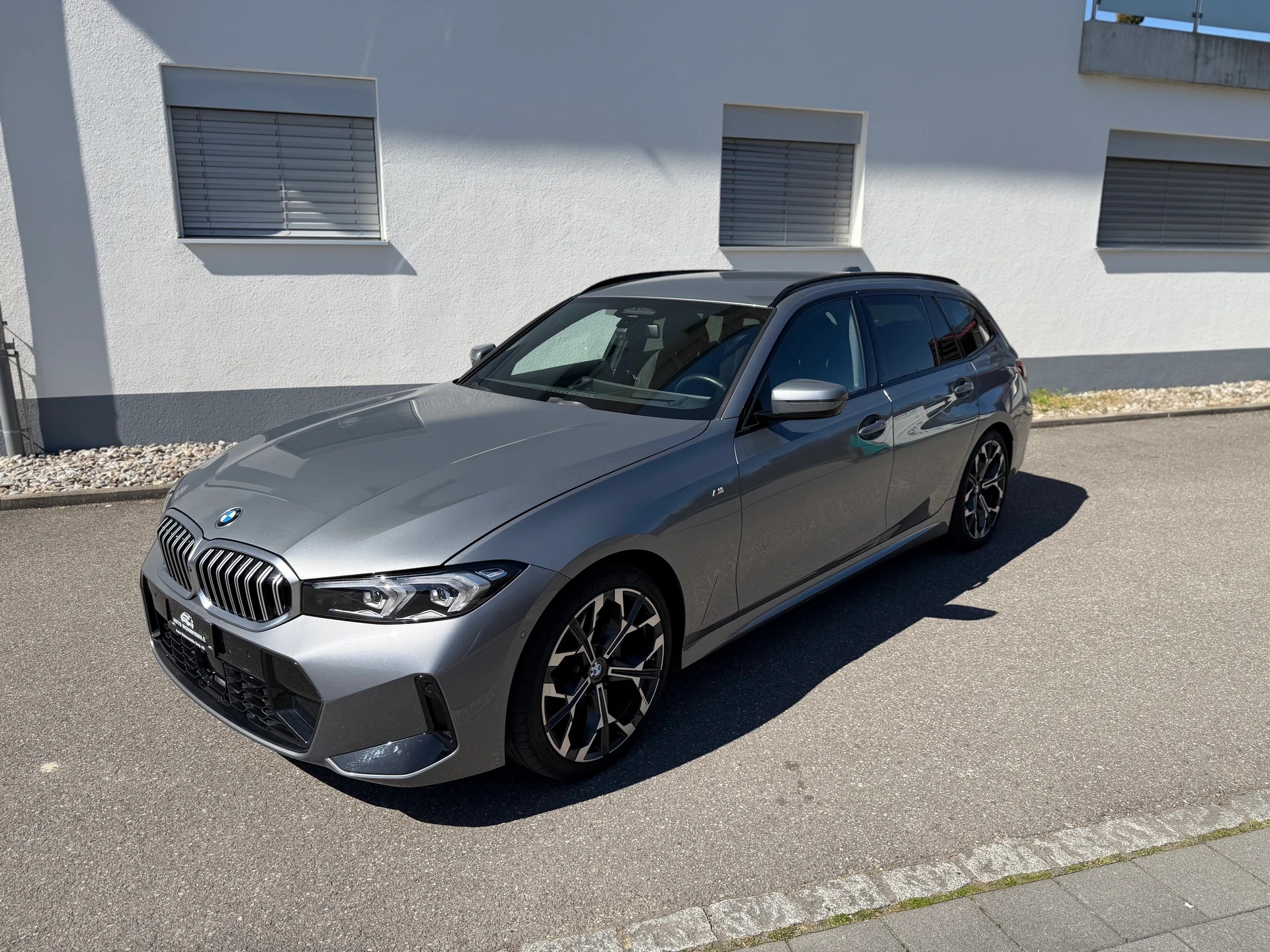 BMW 320d xDrive 48V Touring Steptronic M Sport-image-9