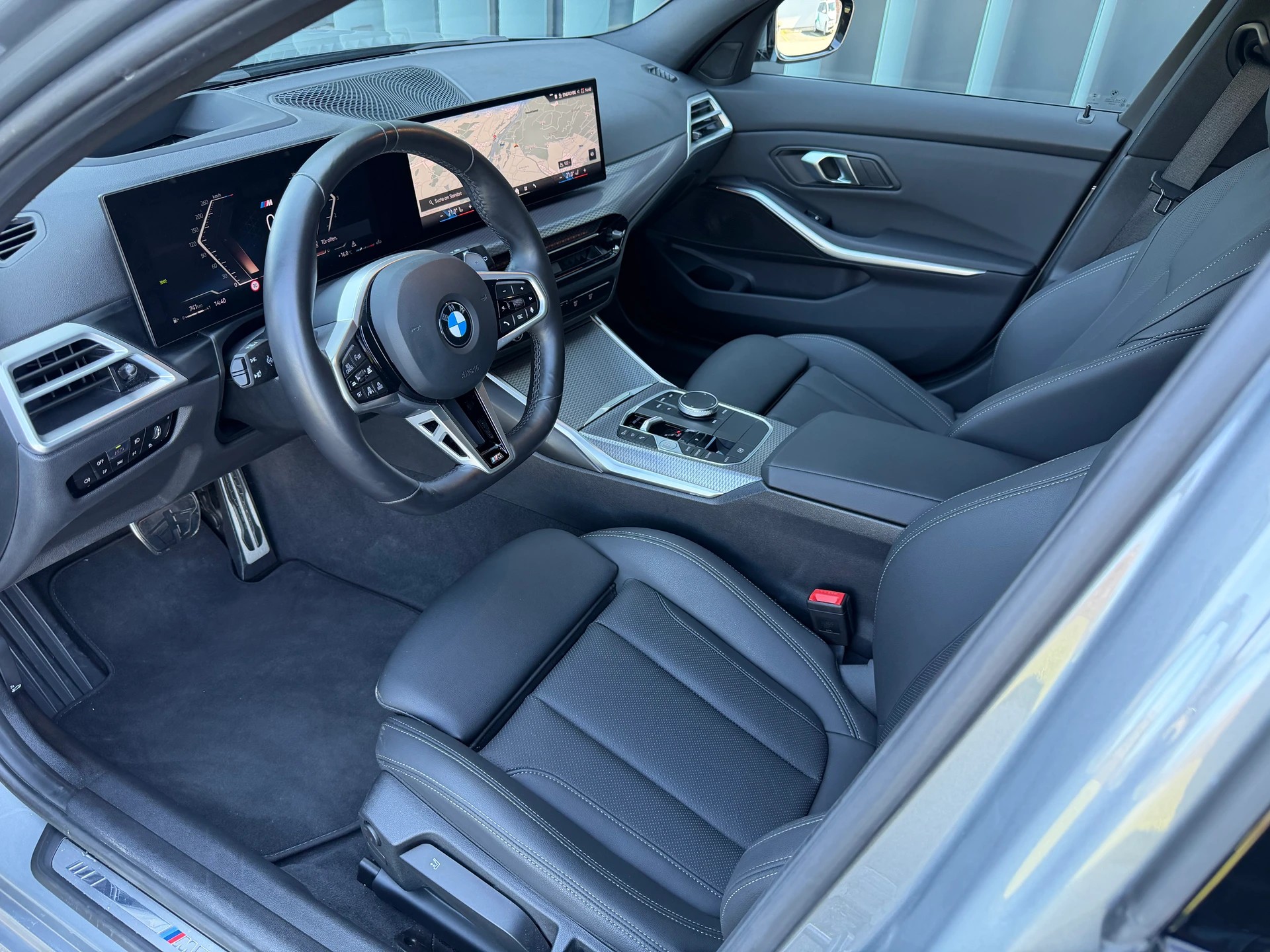 BMW 320d xDrive 48V Touring Steptronic M Sport-image-16