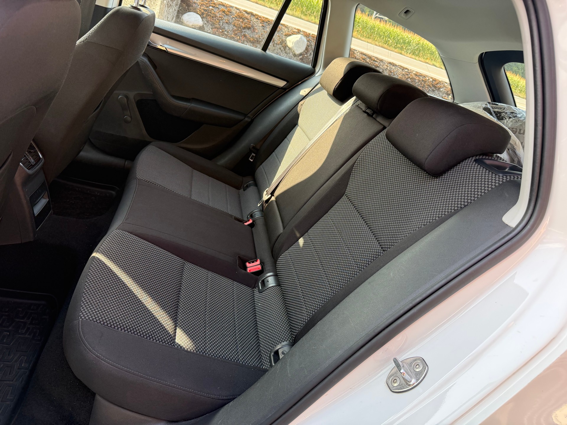 SKODA Octavia Combi 1.6 TDI Ambition 4x4-image-9