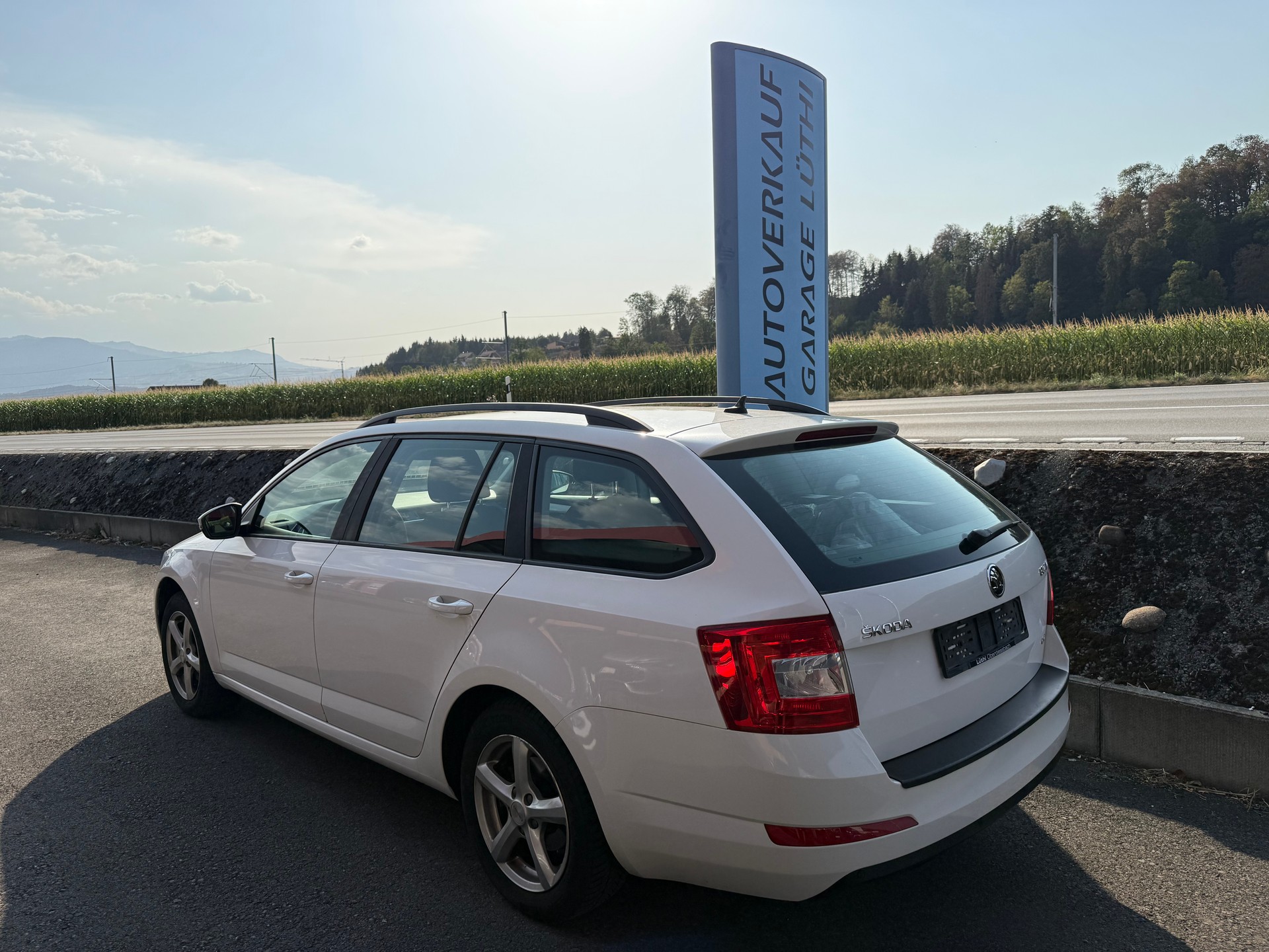 SKODA Octavia Combi 1.6 TDI Ambition 4x4-image-1
