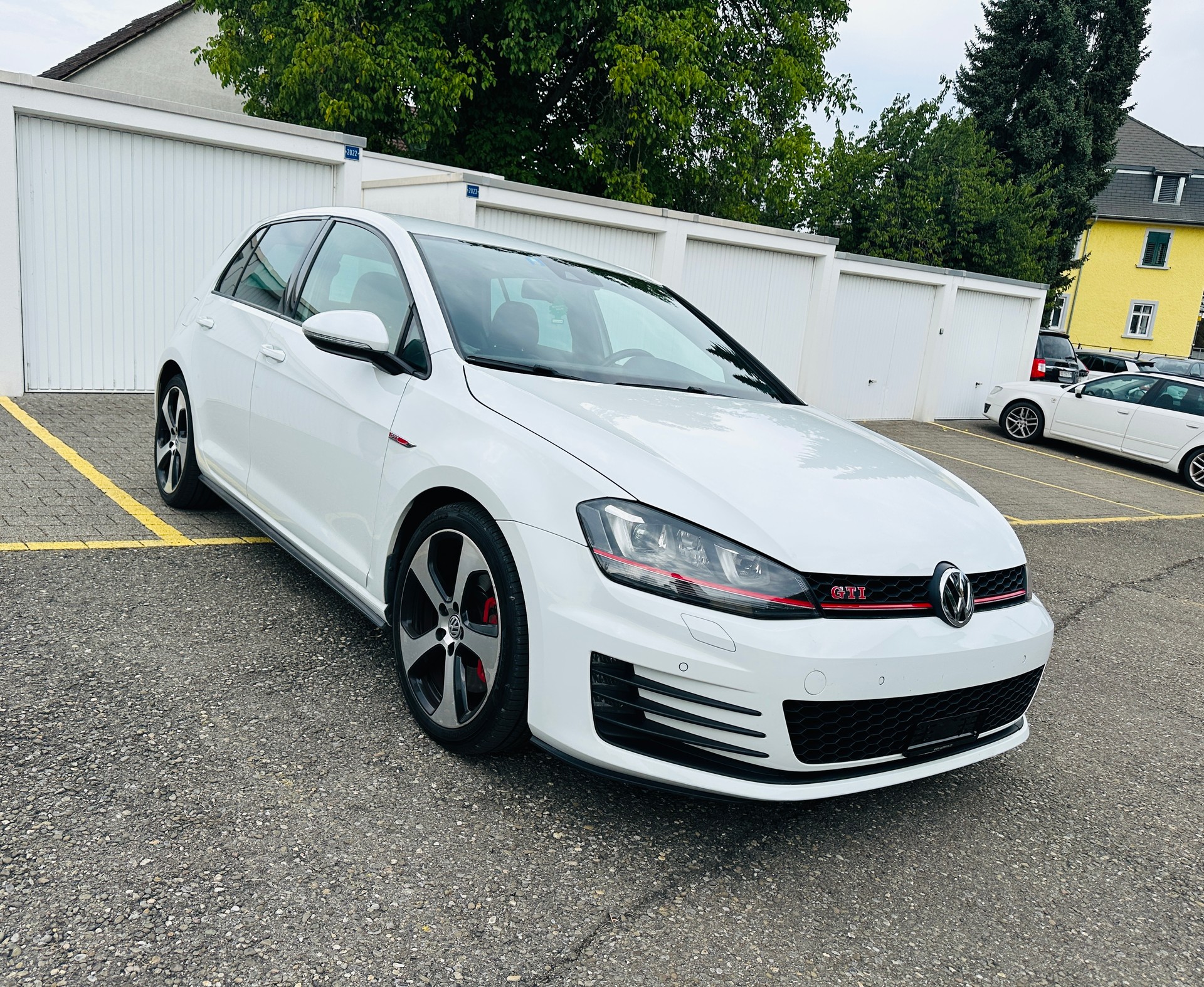 VW Golf 2.0 TSI GTI Performance DSG-image-2