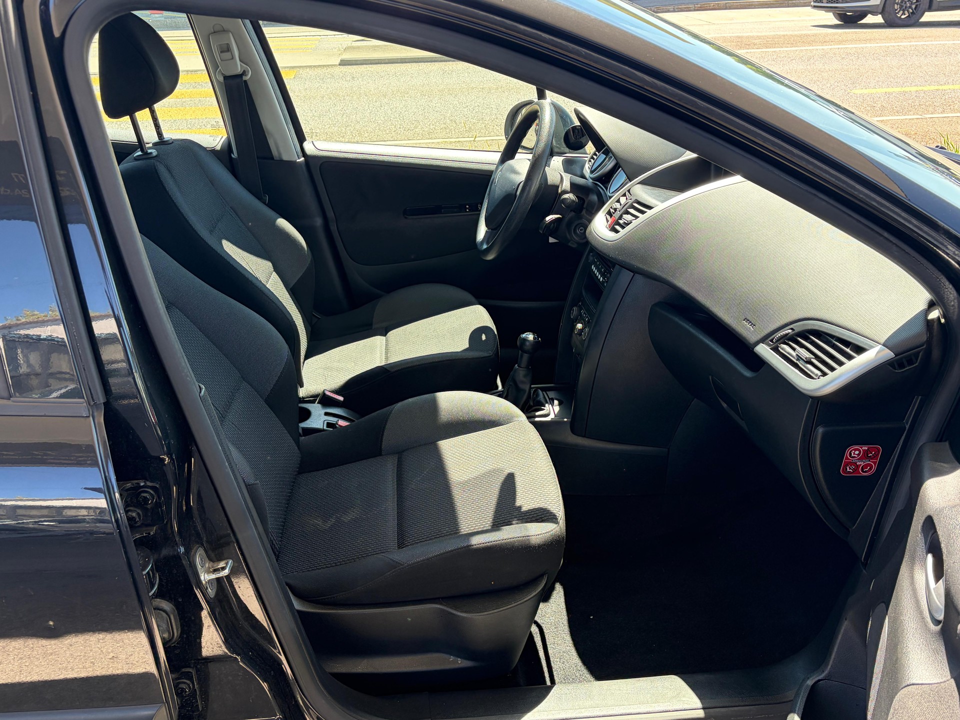 PEUGEOT 207 1.4 16V Sport-image-9