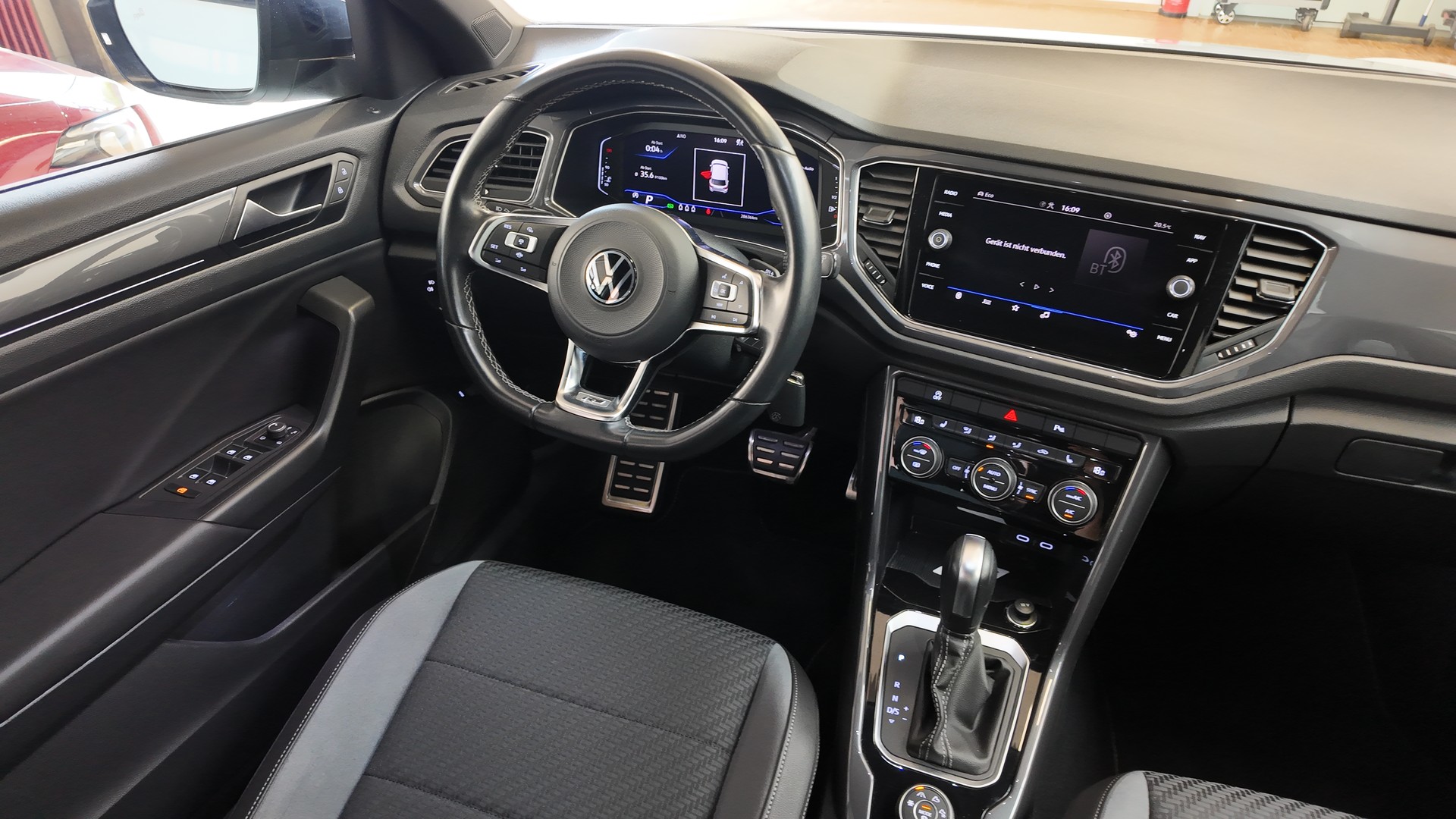 VW T-Roc 2.0 TSI R-Line Sport DSG 4Motion-image-9