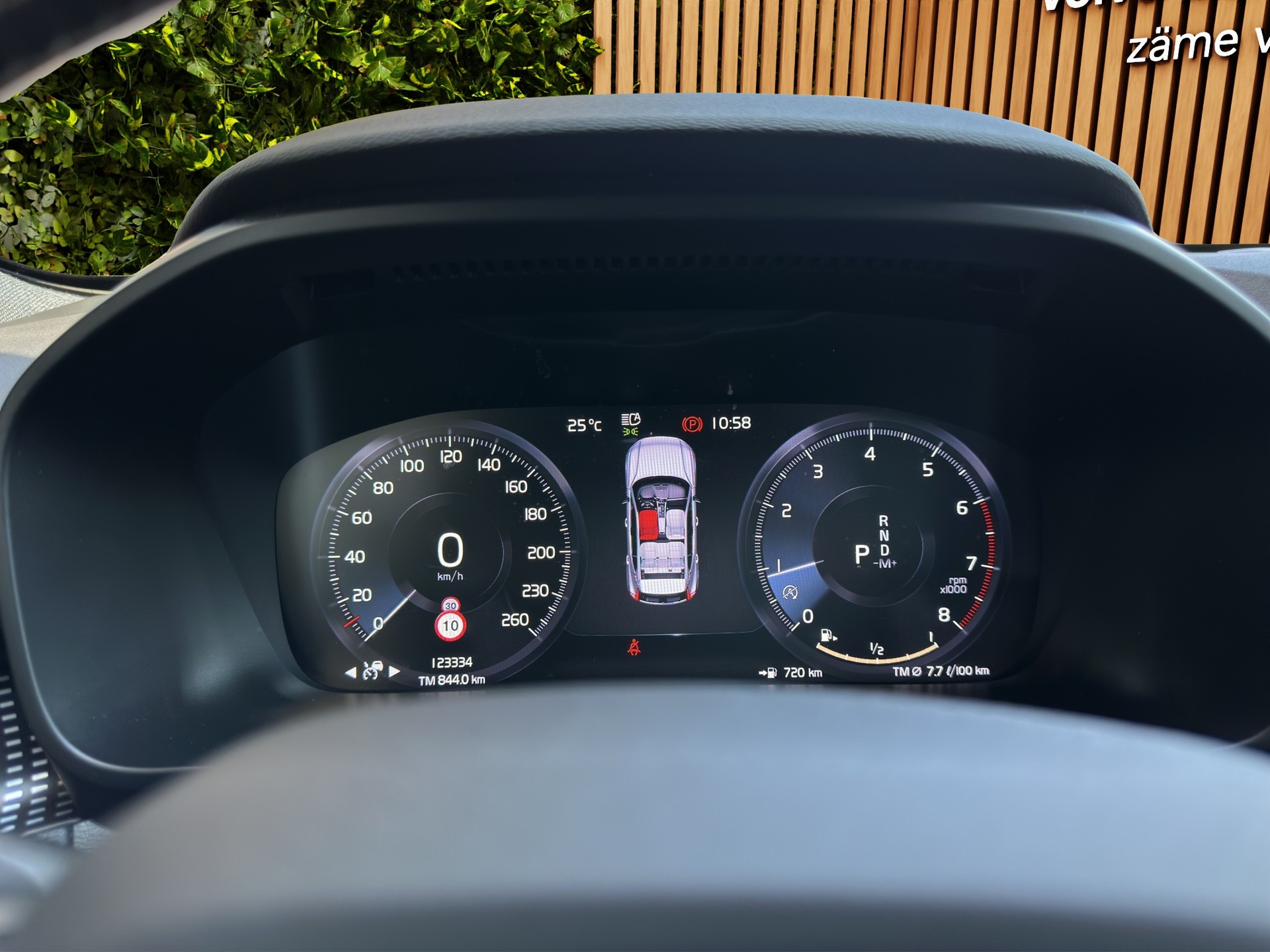 VOLVO XC40 2.0 T4 R-Design AWD-image-12