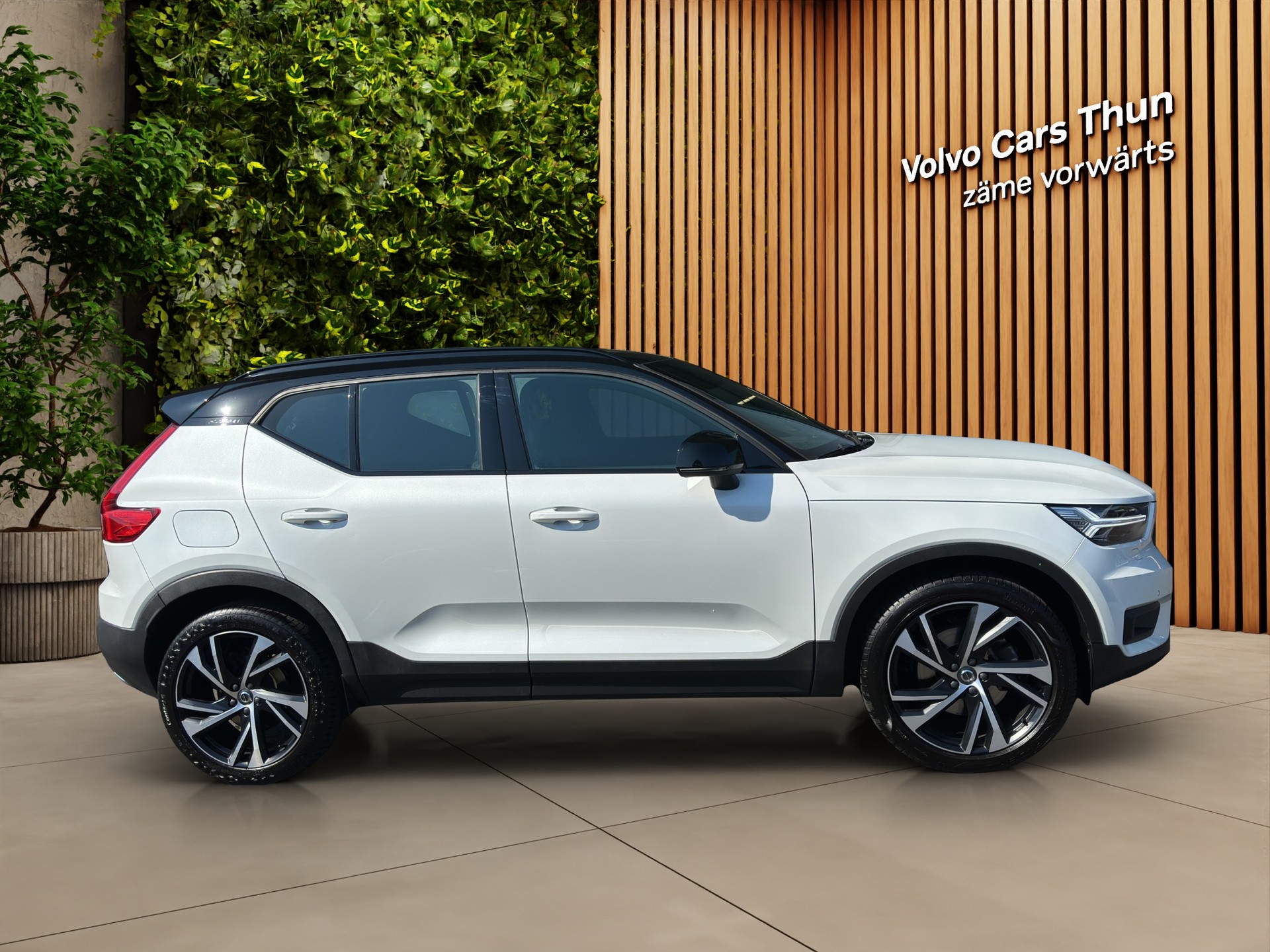 VOLVO XC40 2.0 T4 R-Design AWD-image-3