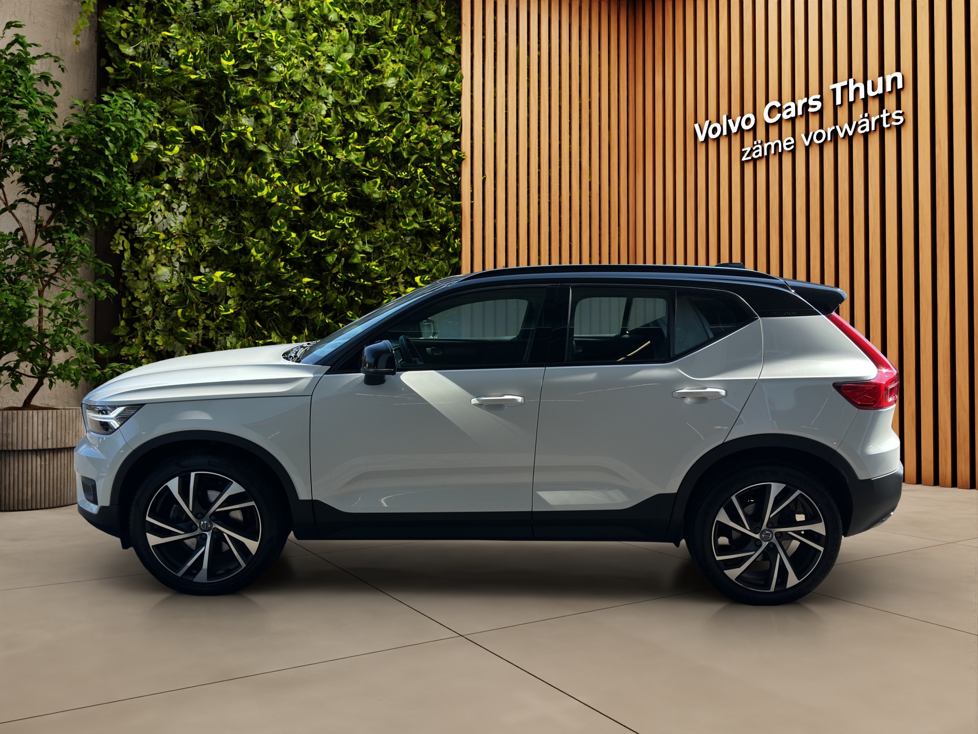 VOLVO XC40 2.0 T4 R-Design AWD-image-4