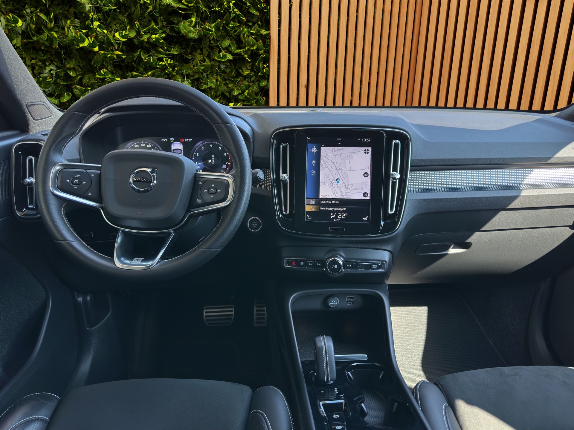 VOLVO XC40 2.0 T4 R-Design AWD-image-9