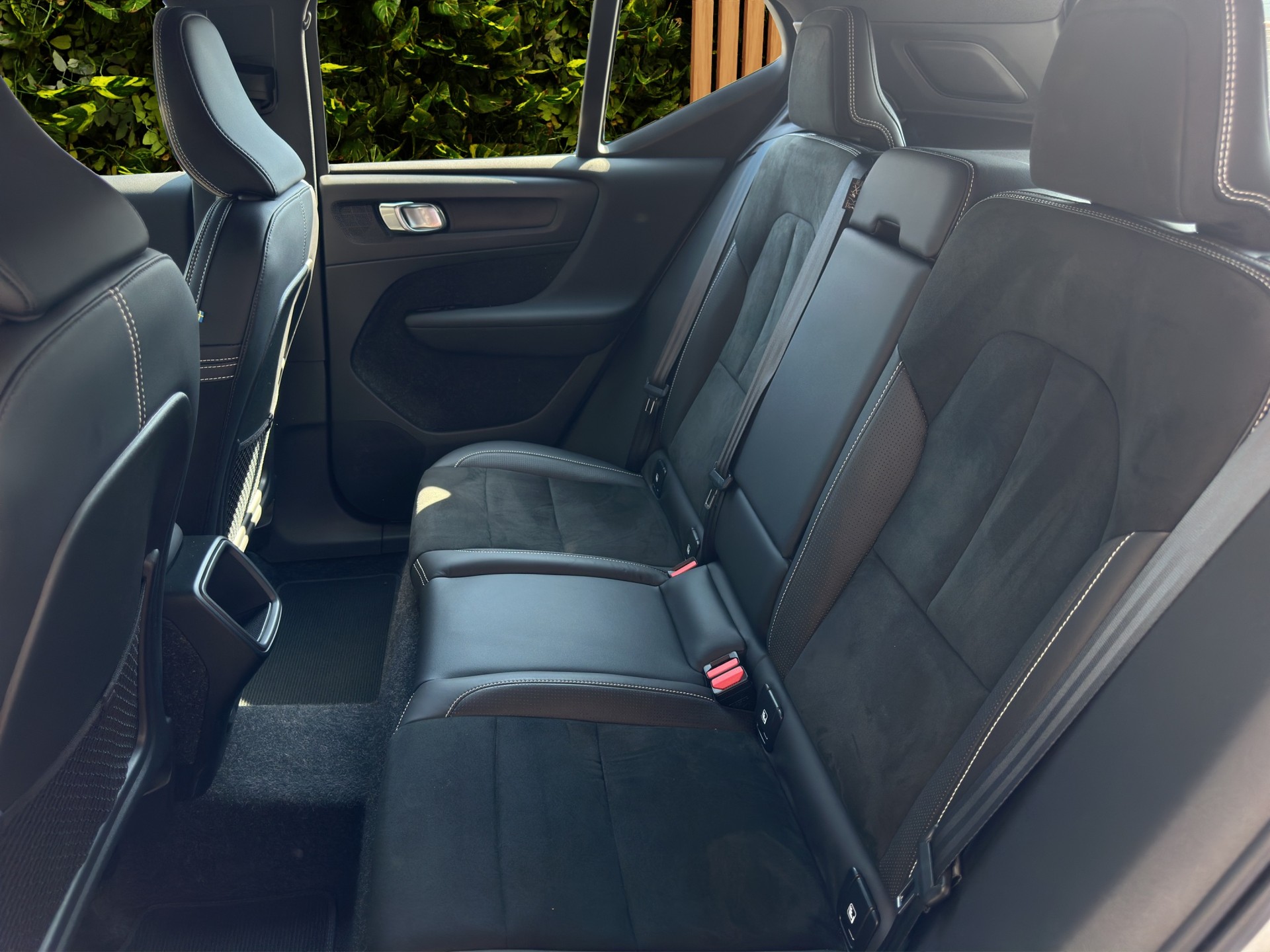 VOLVO XC40 2.0 T4 R-Design AWD-image-14