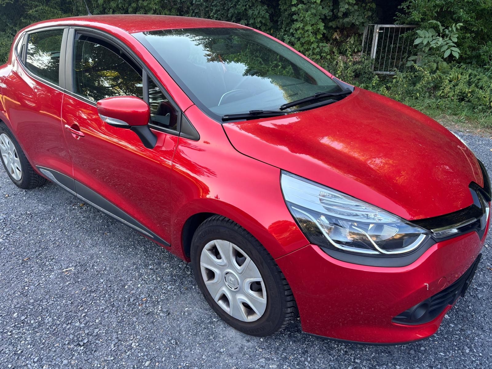 RENAULT Clio 0.9 12V Swiss Edition-image-0
