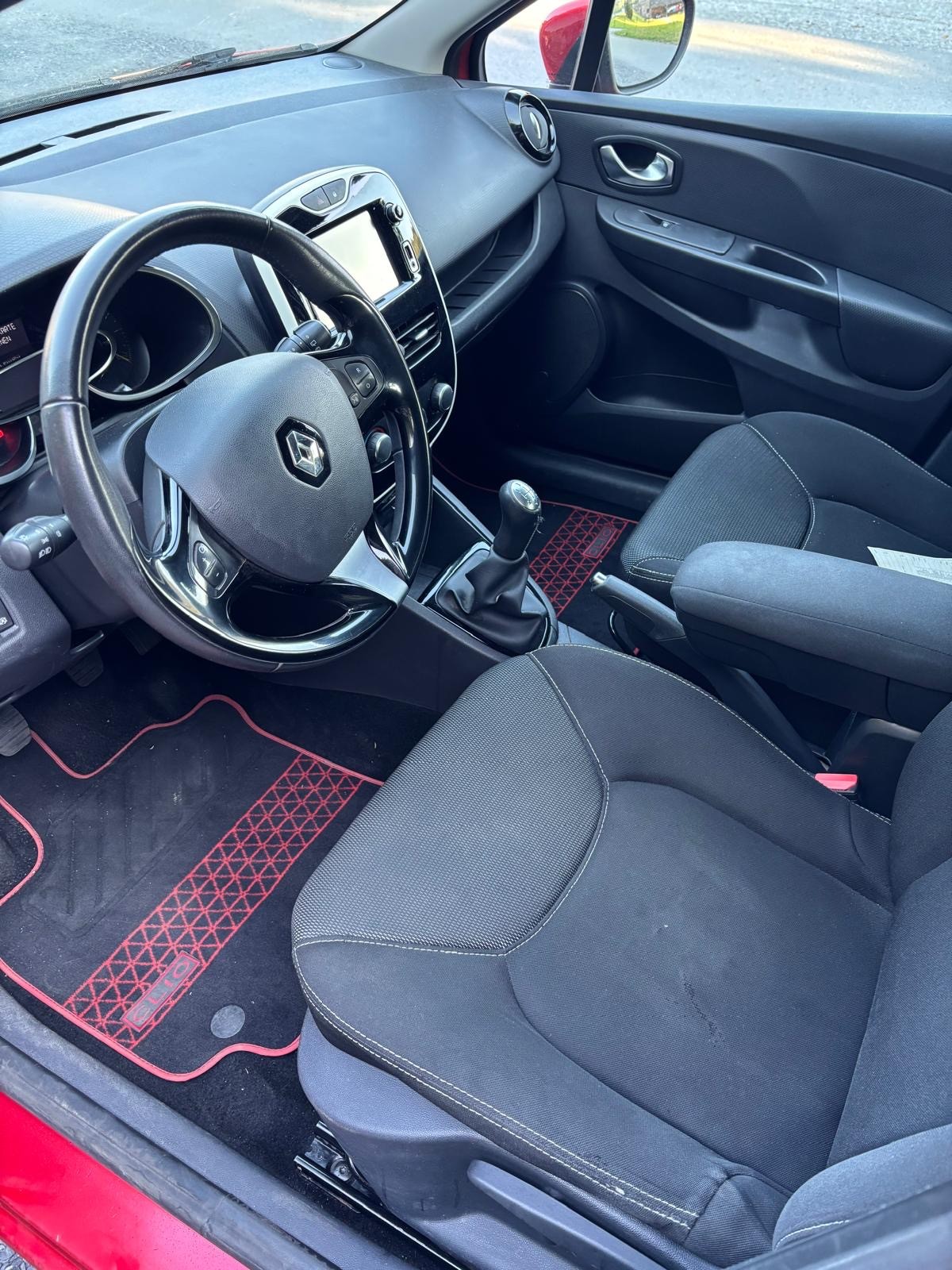 RENAULT Clio 0.9 12V Swiss Edition-image-7
