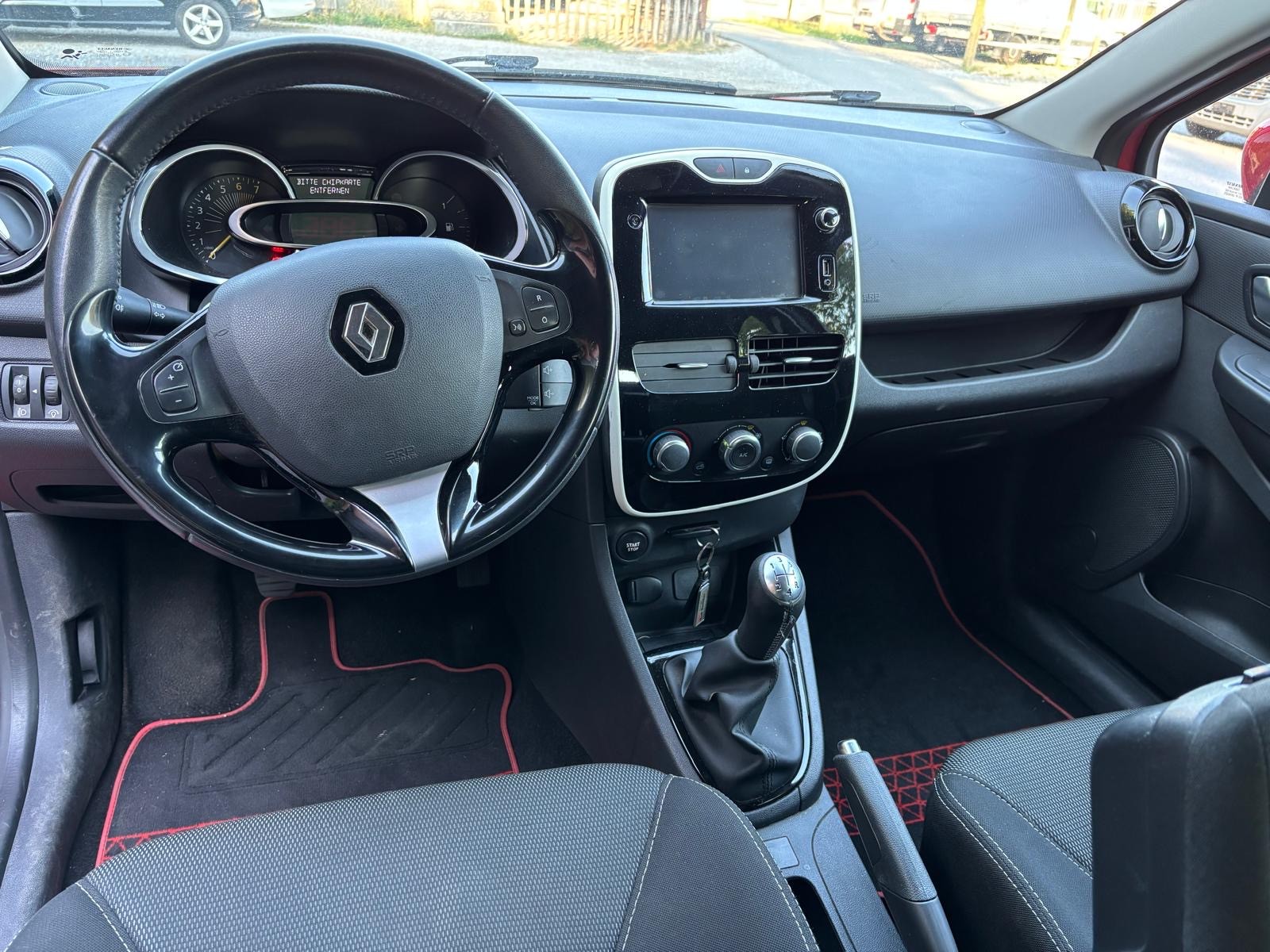 RENAULT Clio 0.9 12V Swiss Edition-image-9