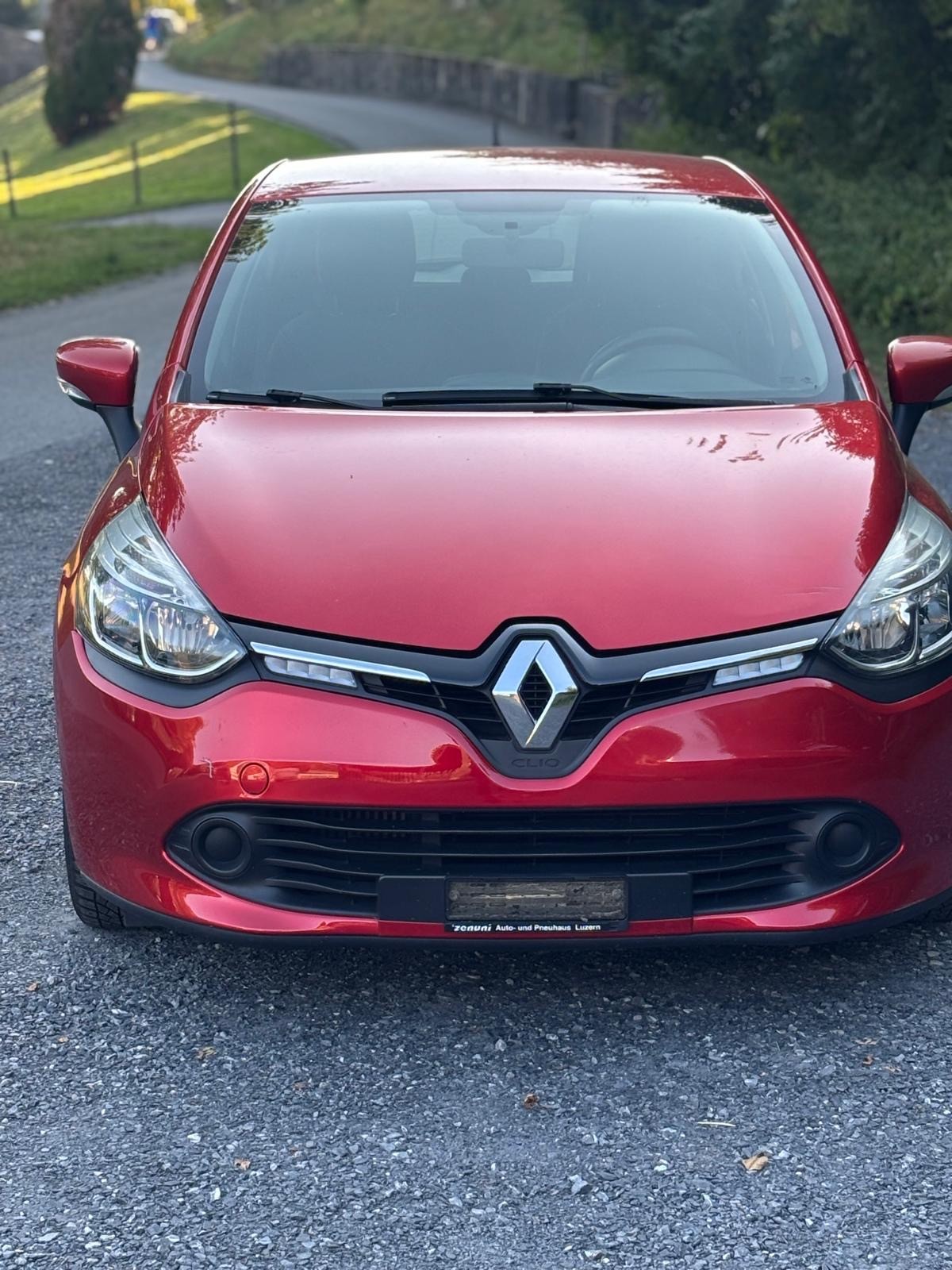 RENAULT Clio 0.9 12V Swiss Edition-image-4