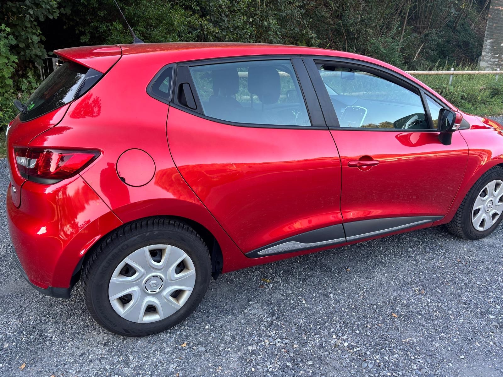 RENAULT Clio 0.9 12V Swiss Edition-image-1