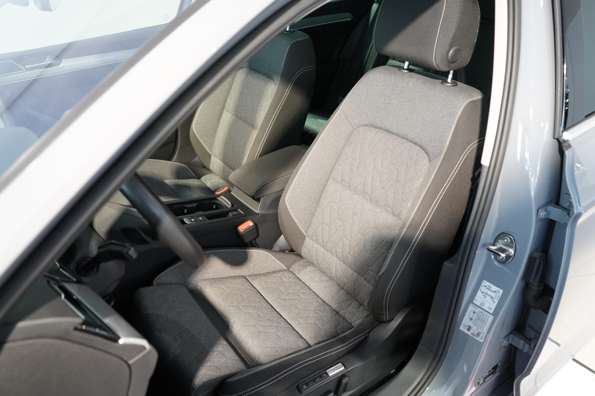 VW Passat Variant 2.0 TDI 200 Business DSG 4m-image-5