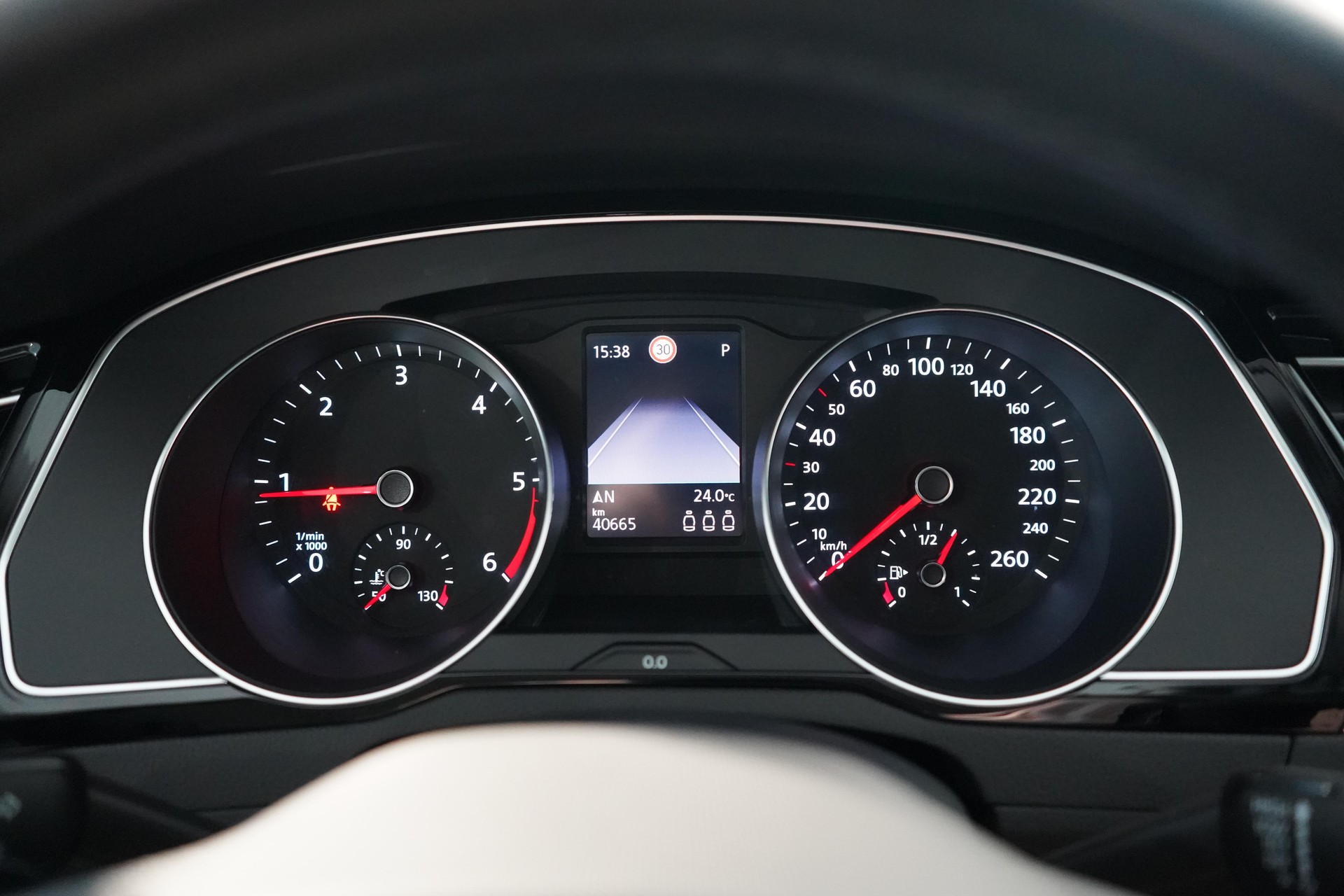 VW Passat Variant 2.0 TDI 200 Business DSG 4m-image-9