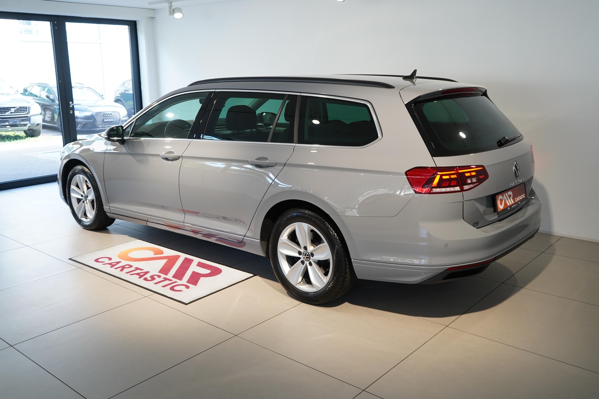 VW Passat Variant 2.0 TDI 200 Business DSG 4m-image-2