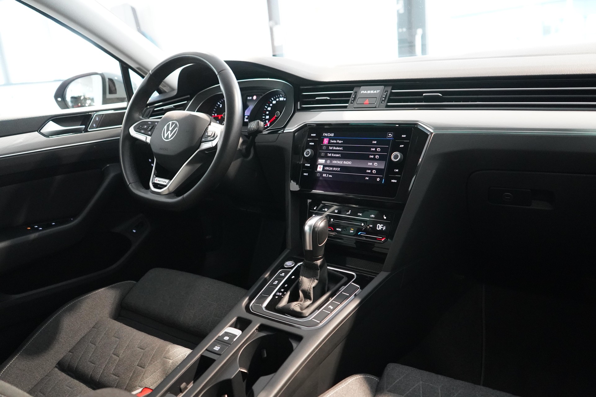 VW Passat Variant 2.0 TDI 200 Business DSG 4m-image-7