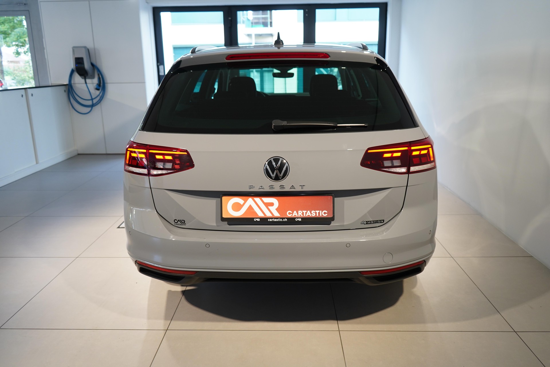 VW Passat Variant 2.0 TDI 200 Business DSG 4m-image-3