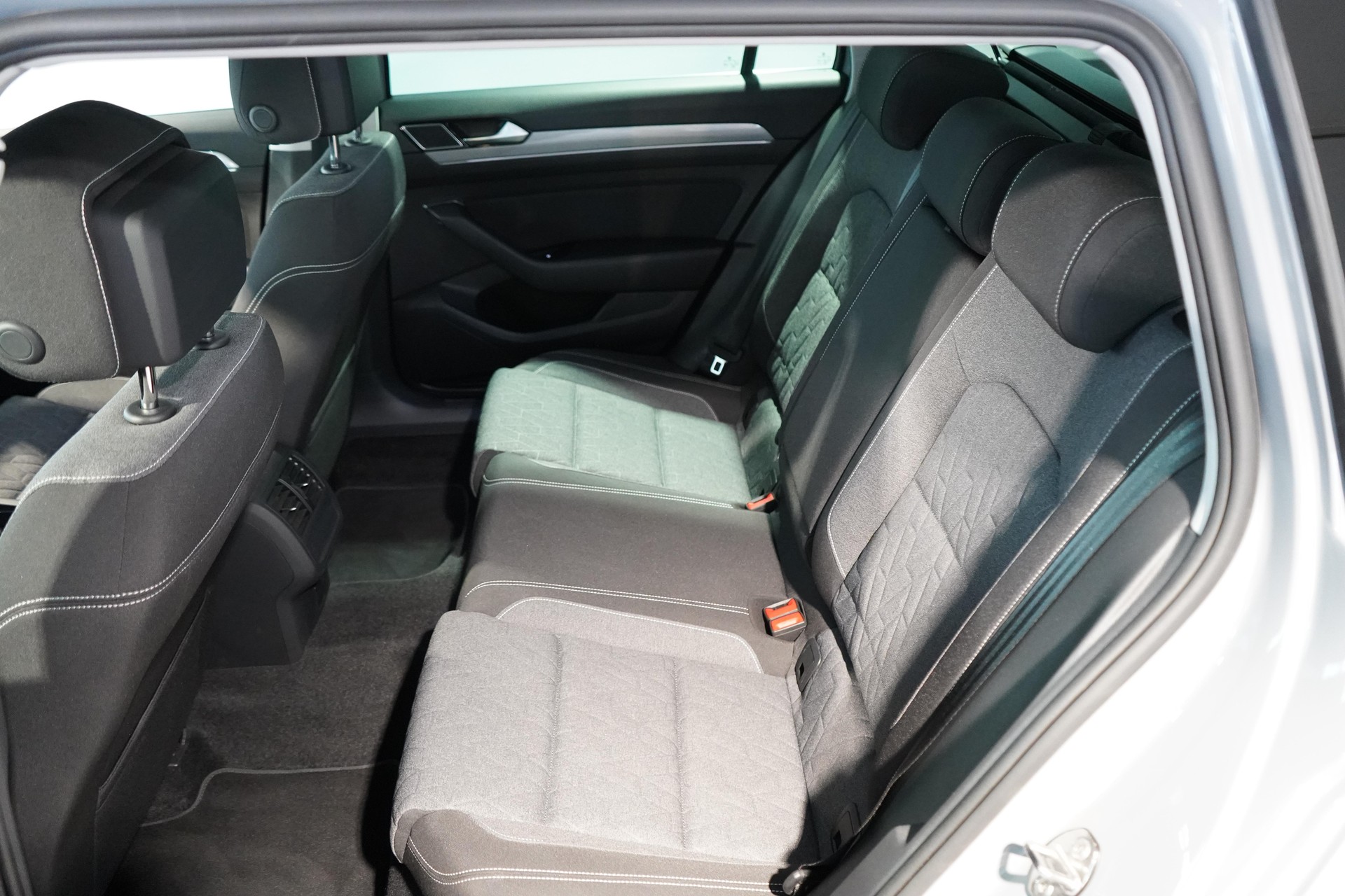 VW Passat Variant 2.0 TDI 200 Business DSG 4m-image-15