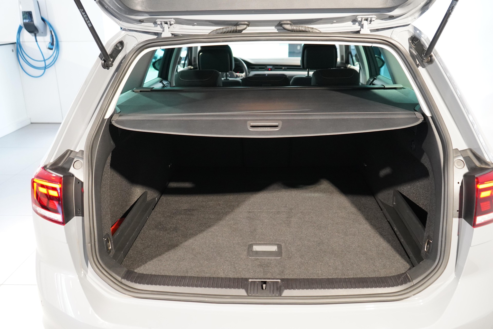 VW Passat Variant 2.0 TDI 200 Business DSG 4m-image-19