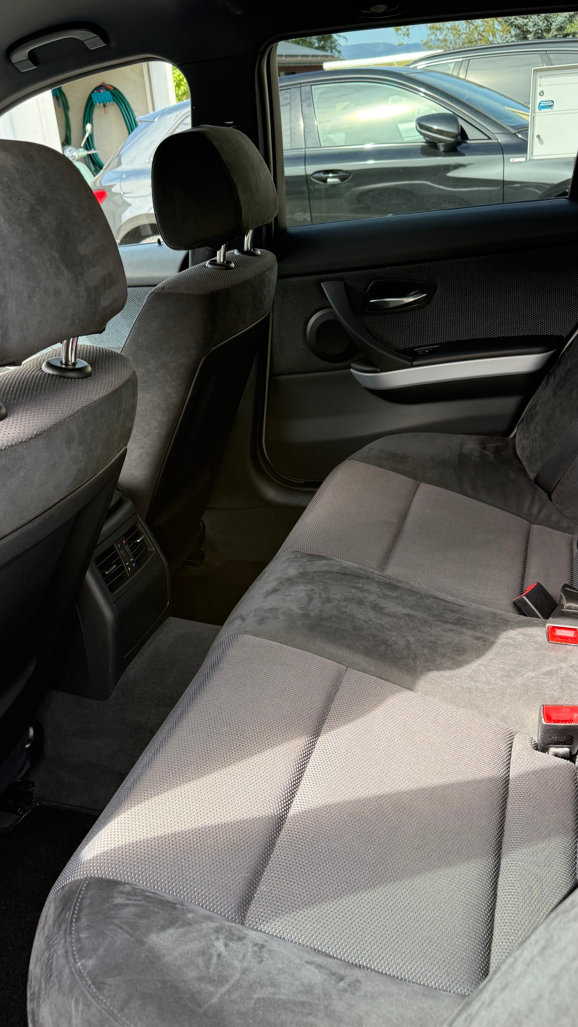 BMW 330i-image-5