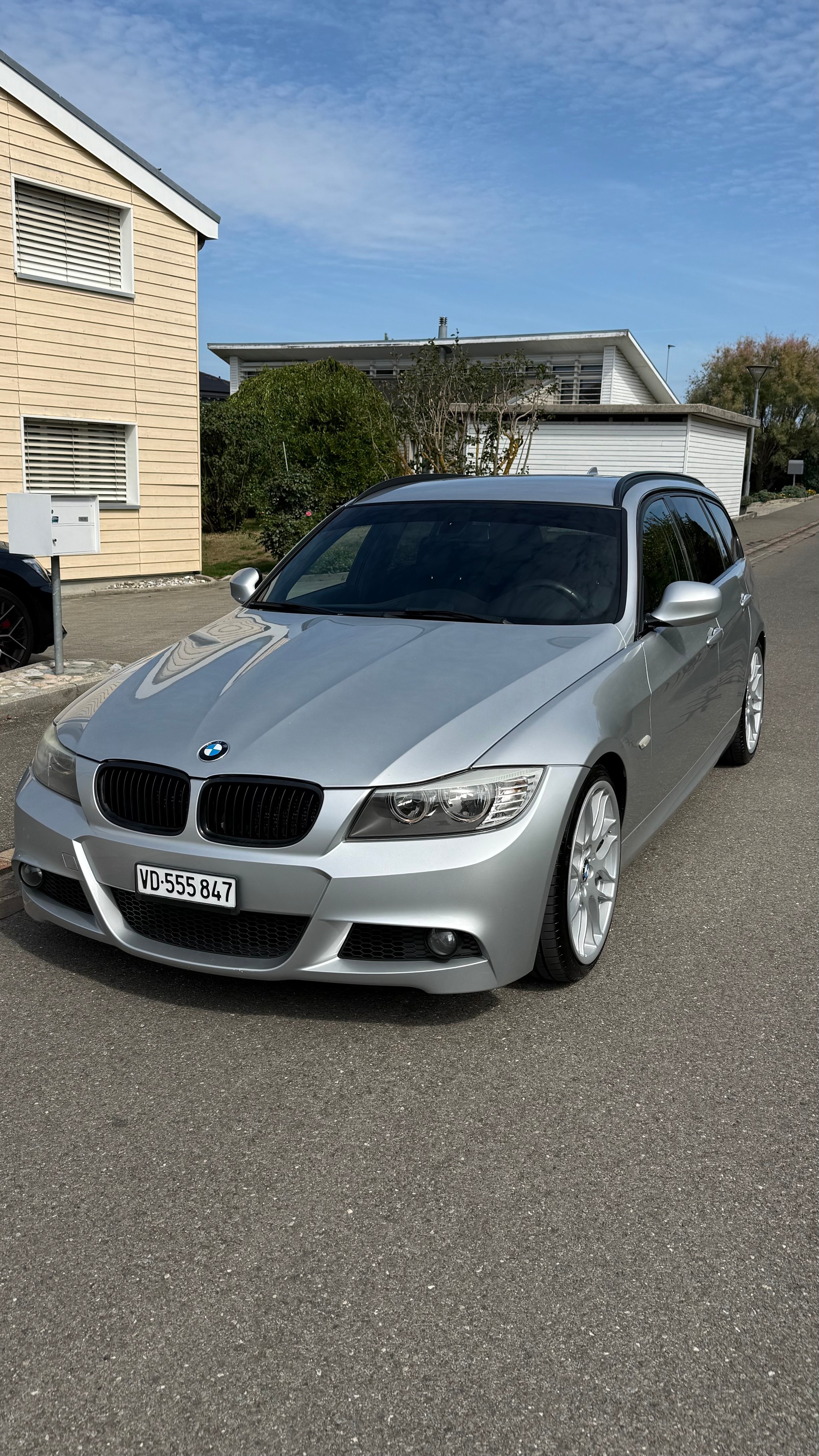 BMW 330i-image-1