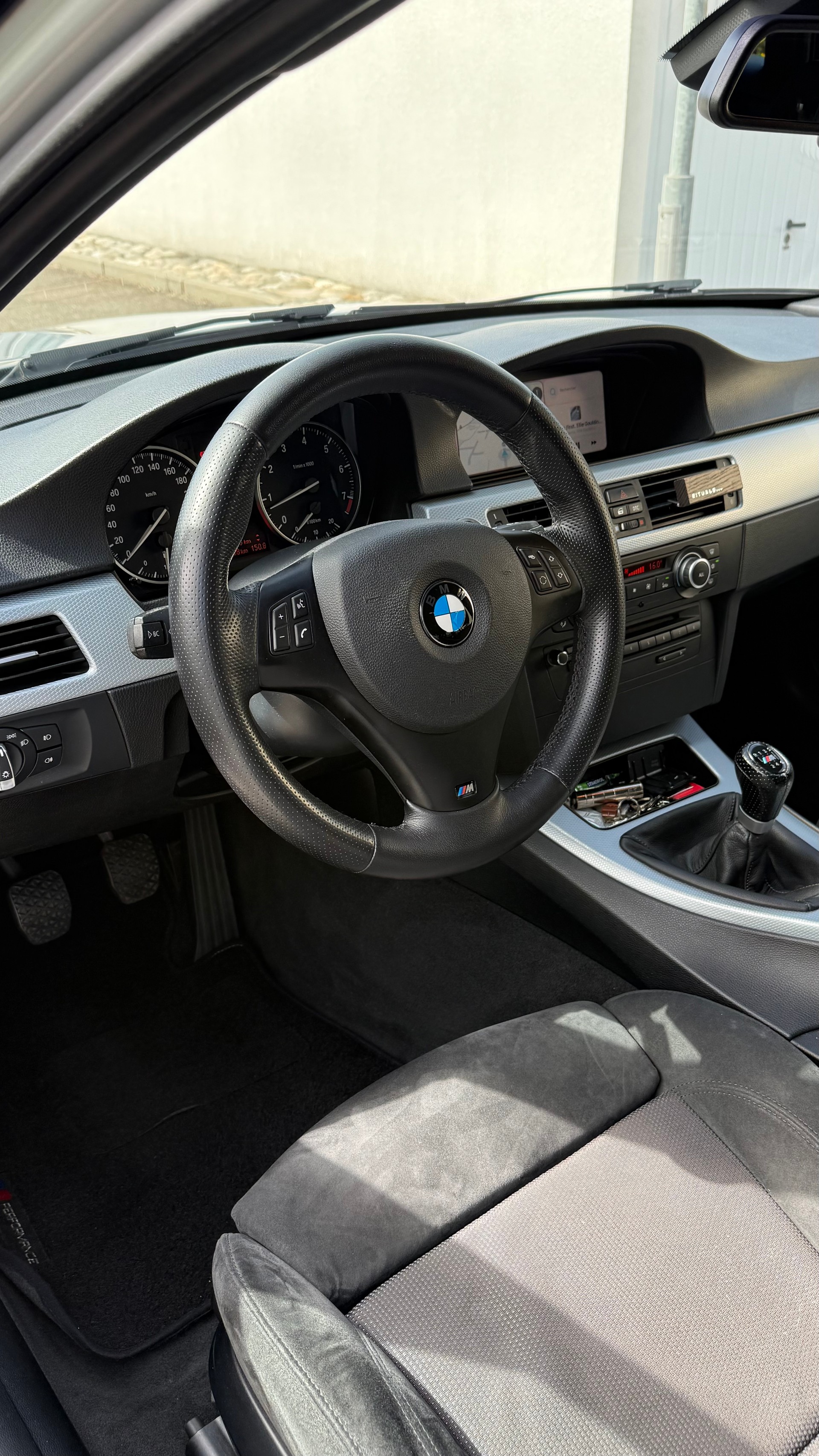 BMW 330i-image-4