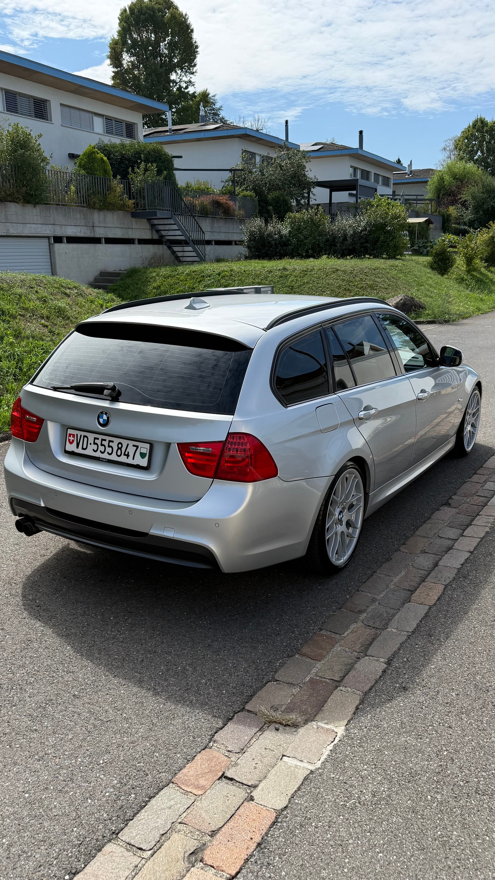 BMW 330i-image-2