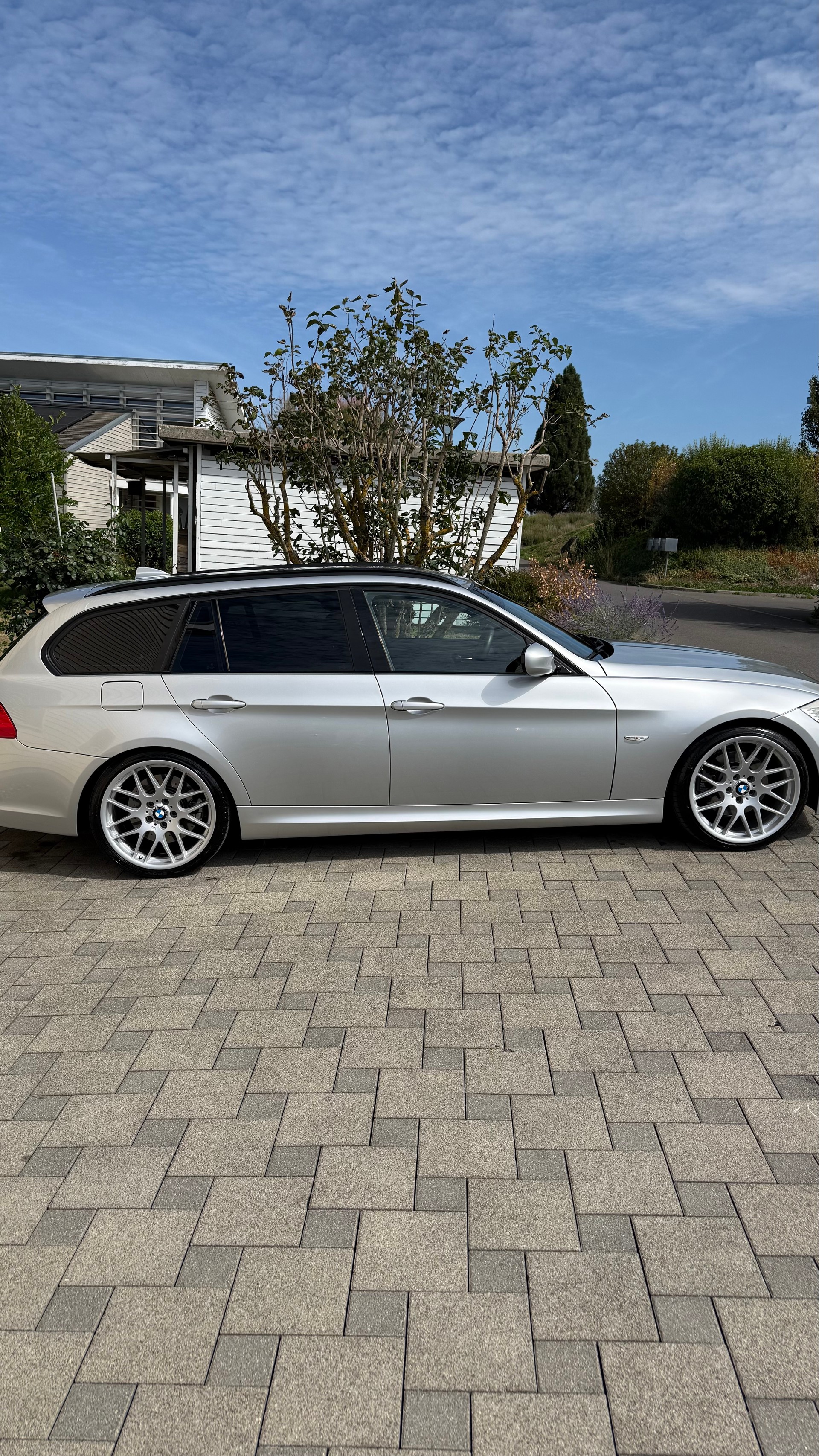 BMW 330i-image-3
