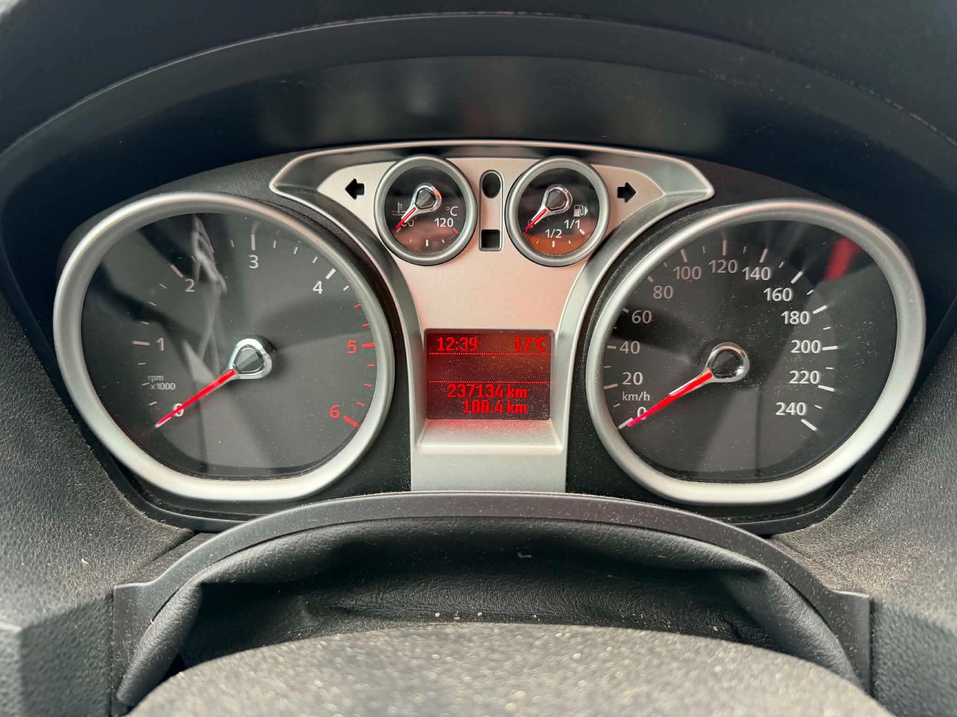 FORD Kuga 2.0 TDCi Individual 4WD PowerShift-image-11