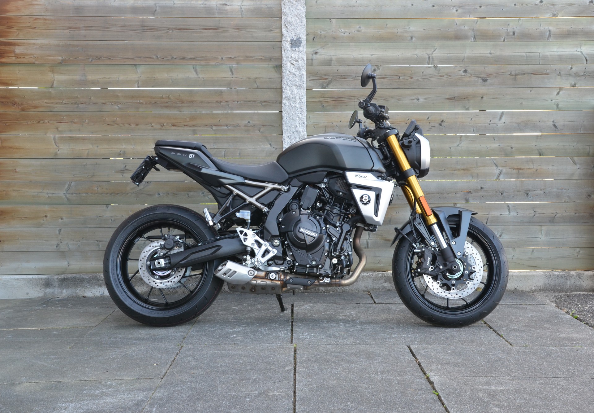 SUZUKI GSX-8T-showroom-element-3