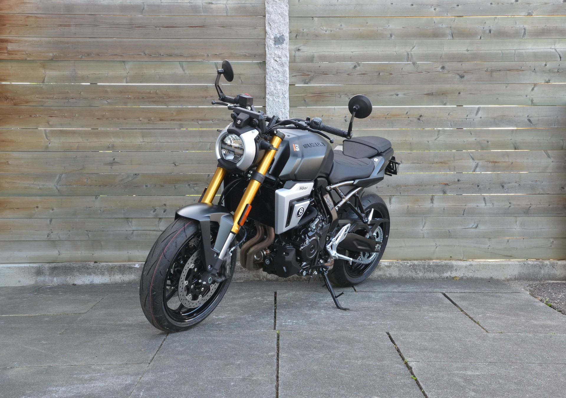 SUZUKI GSX-8T-showroom-element-1