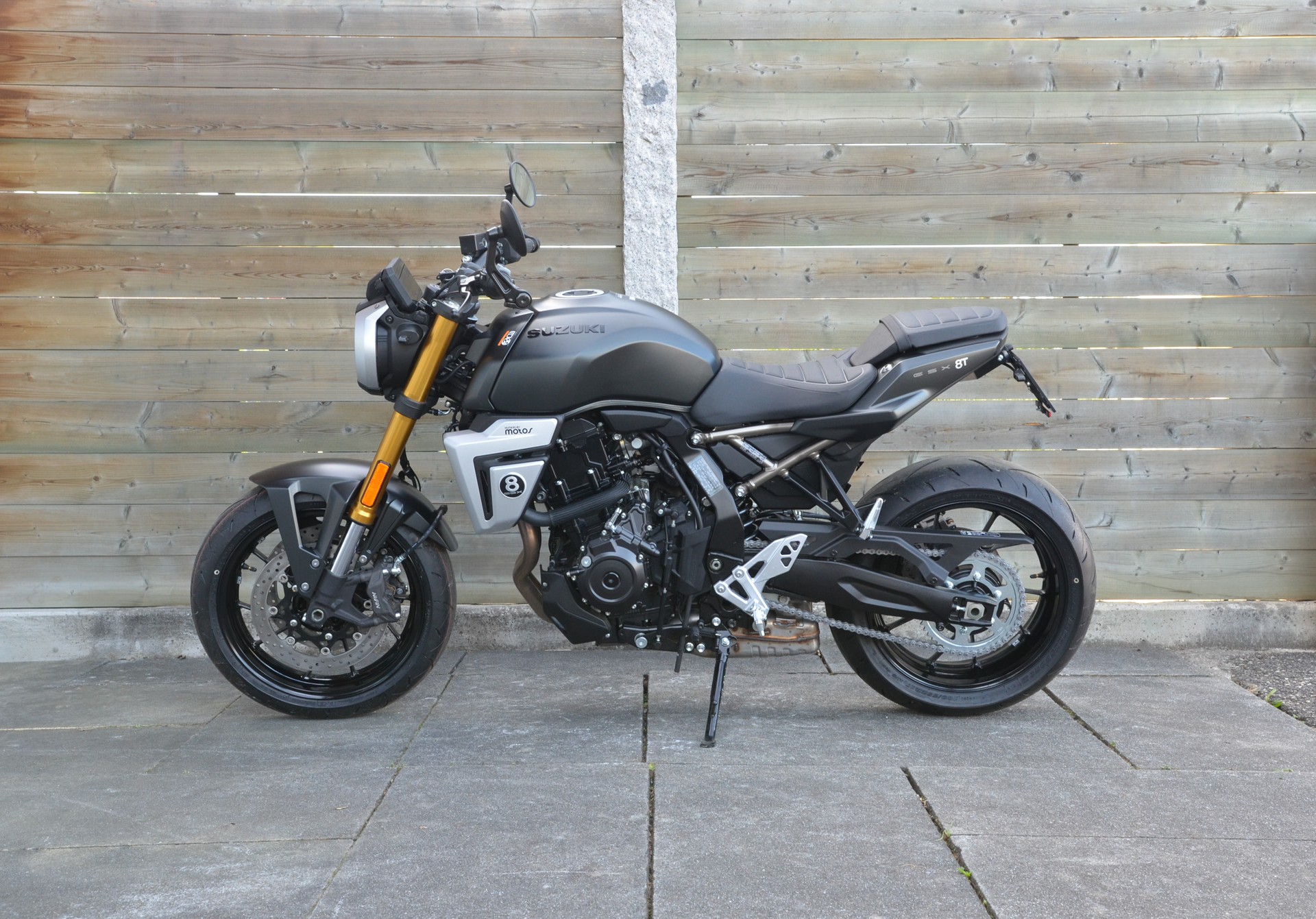 SUZUKI GSX-8T