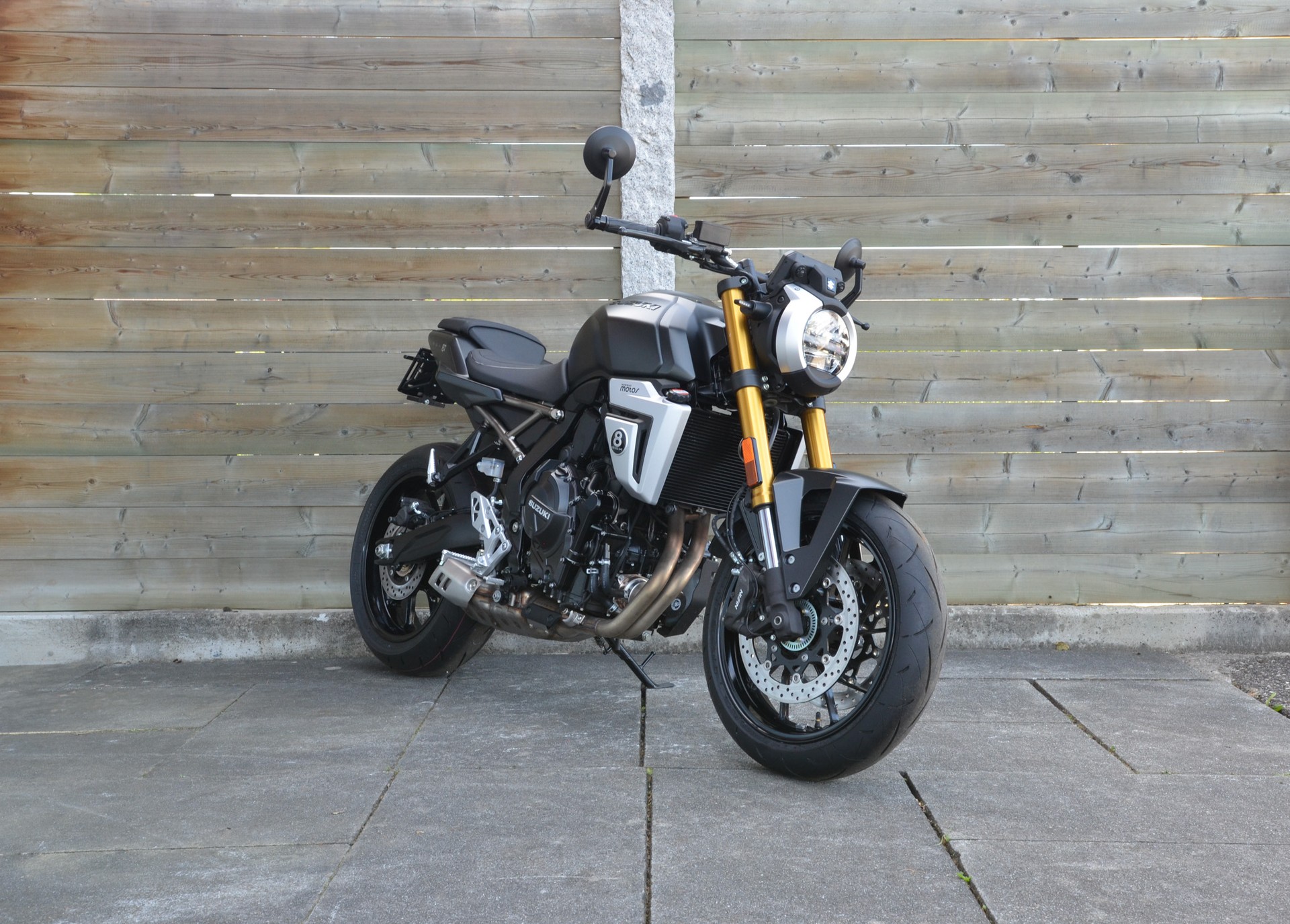 SUZUKI GSX-8T-showroom-element-2
