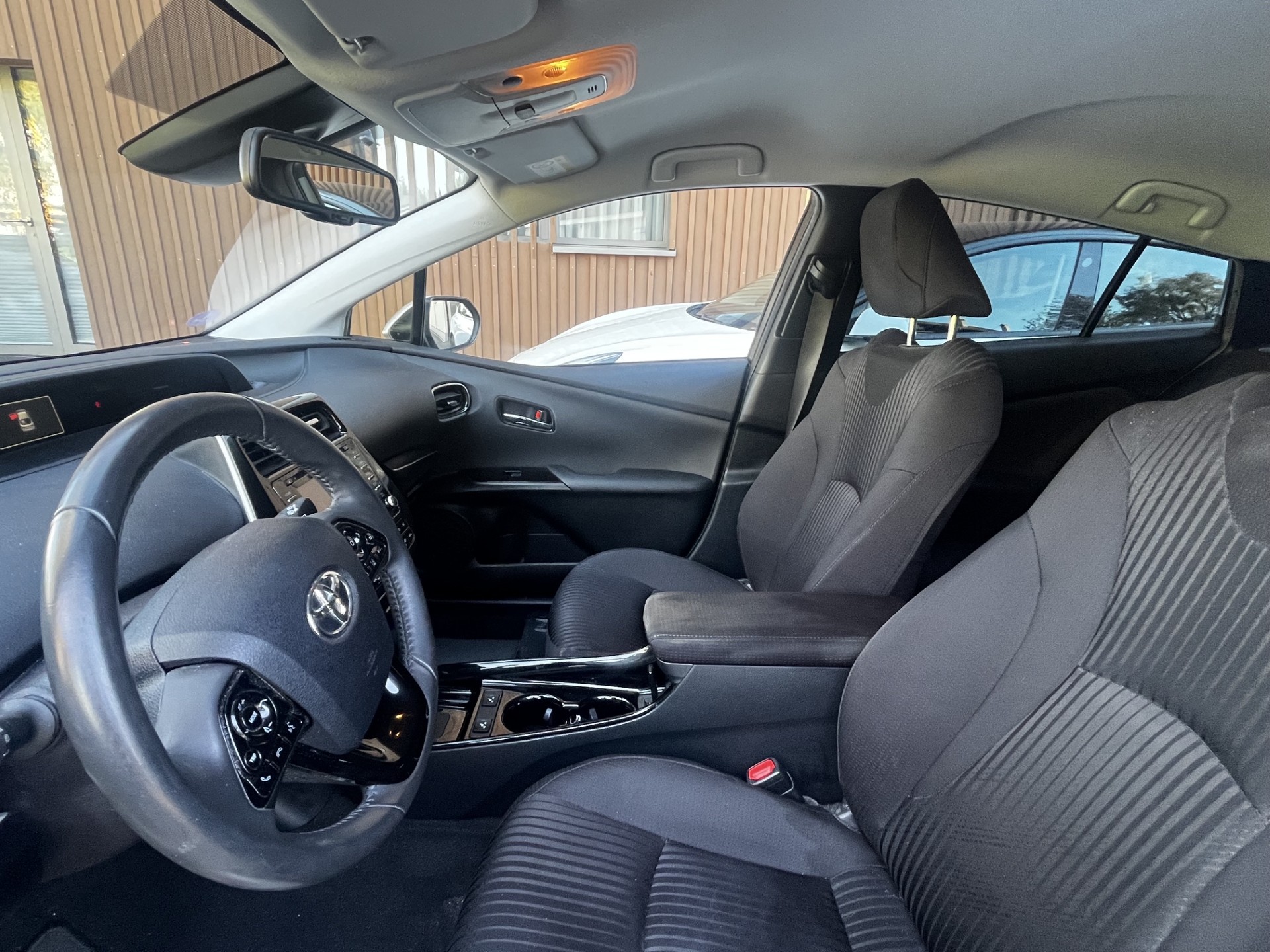 TOYOTA 1.8 VVTi HSD Premium AWD-i-image-3
