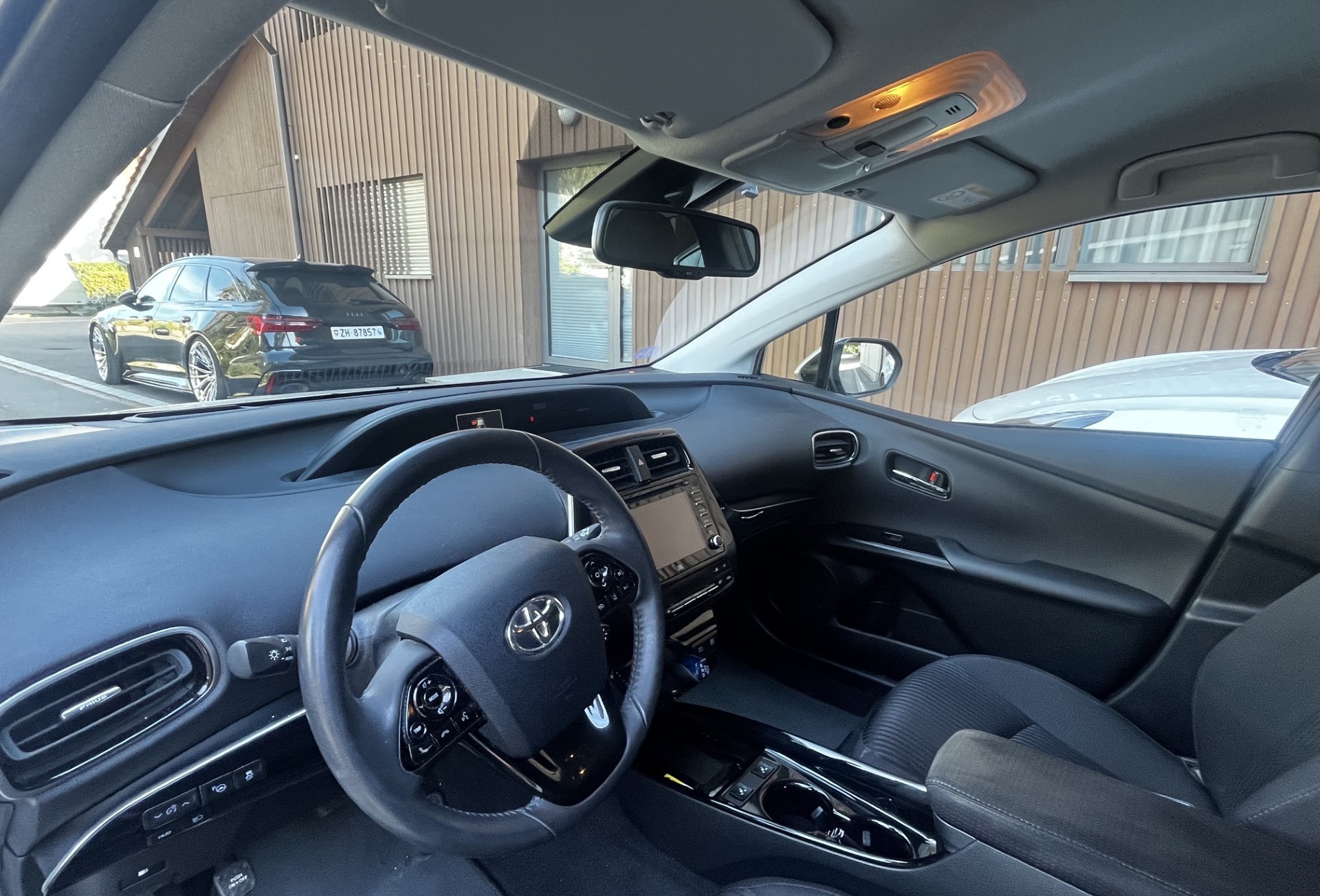 TOYOTA 1.8 VVTi HSD Premium AWD-i-image-4