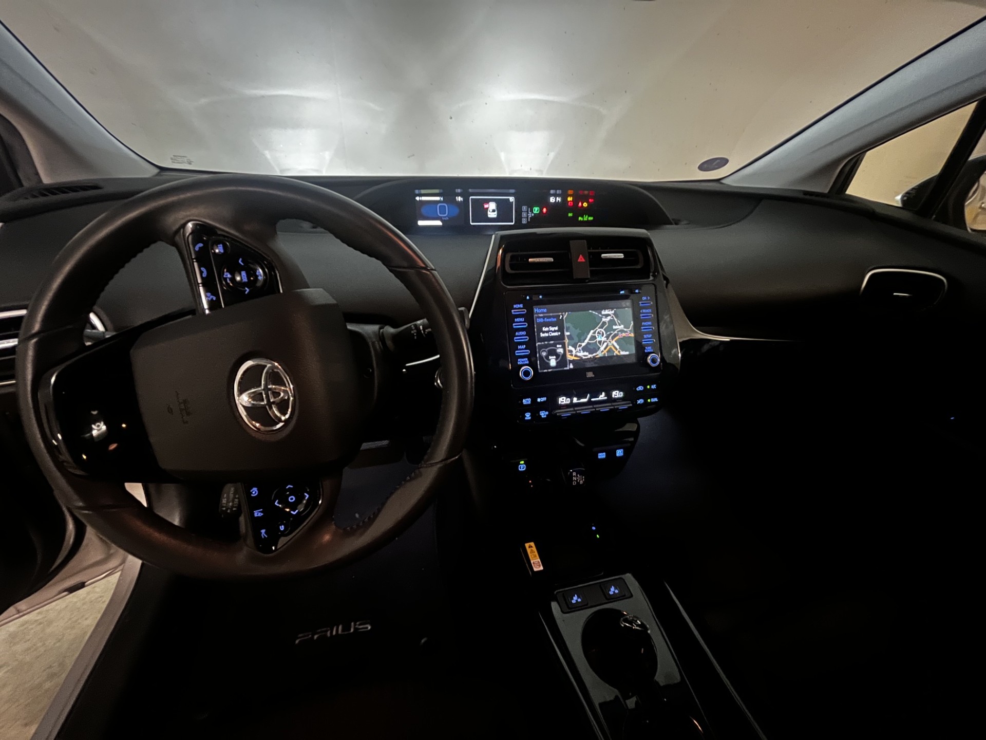 TOYOTA 1.8 VVTi HSD Premium AWD-i-image-5