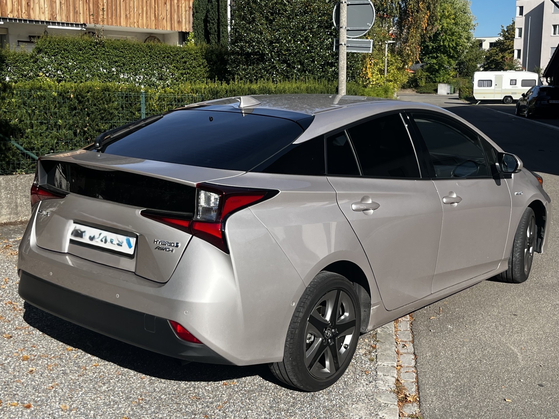 TOYOTA 1.8 VVTi HSD Premium AWD-i-image-2