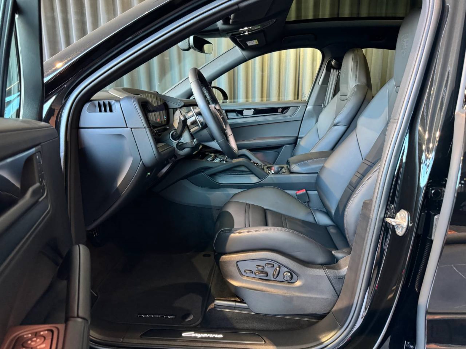 PORSCHE Cayenne Coupé Black Edition-showroom-element-3