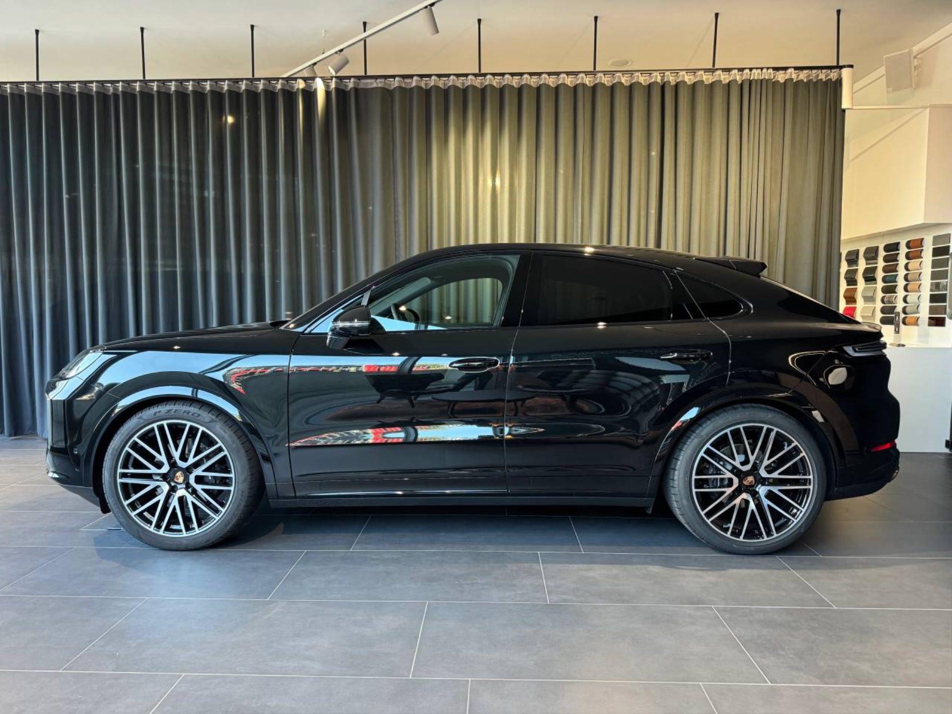 PORSCHE Cayenne Coupé Black Edition-showroom-element-1