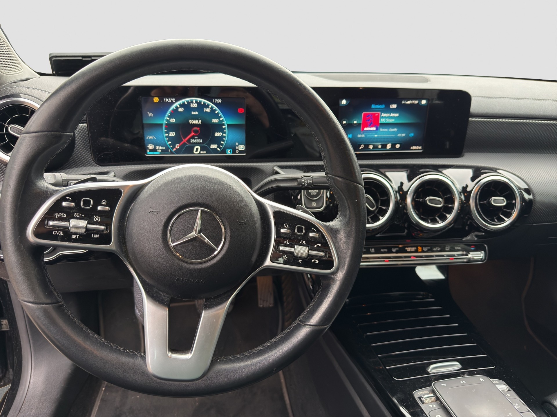 MERCEDES-BENZ CLA Shooting Brake 200 d 8G-DCT ** Frisch ab MFK und Service ** CH Auto ** 1. Hand **-image-11