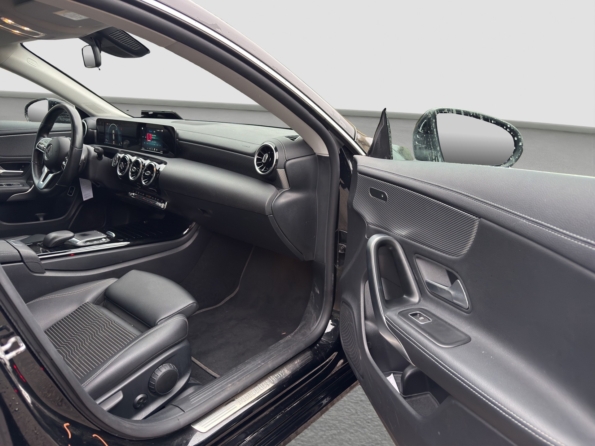 MERCEDES-BENZ CLA Shooting Brake 200 d 8G-DCT ** Frisch ab MFK und Service ** CH Auto ** 1. Hand **-image-13