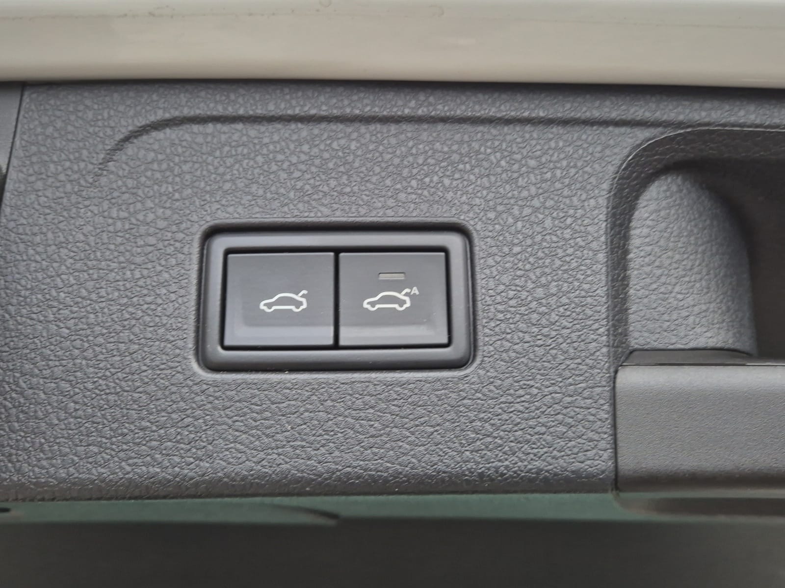 VW Passat Variant 2.0 TSI Business DSG-image-13