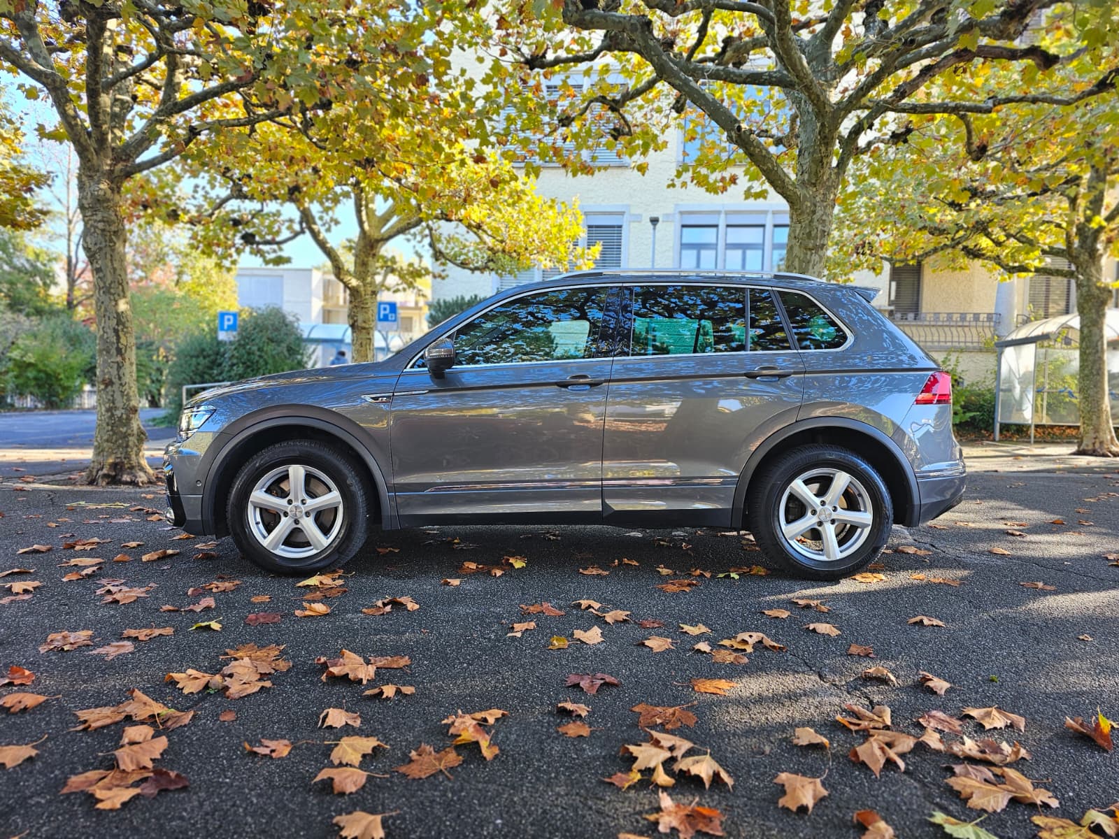 VW Tiguan 2.0TSI R-Line 4Motion DSG *CH-Fz*-image-3