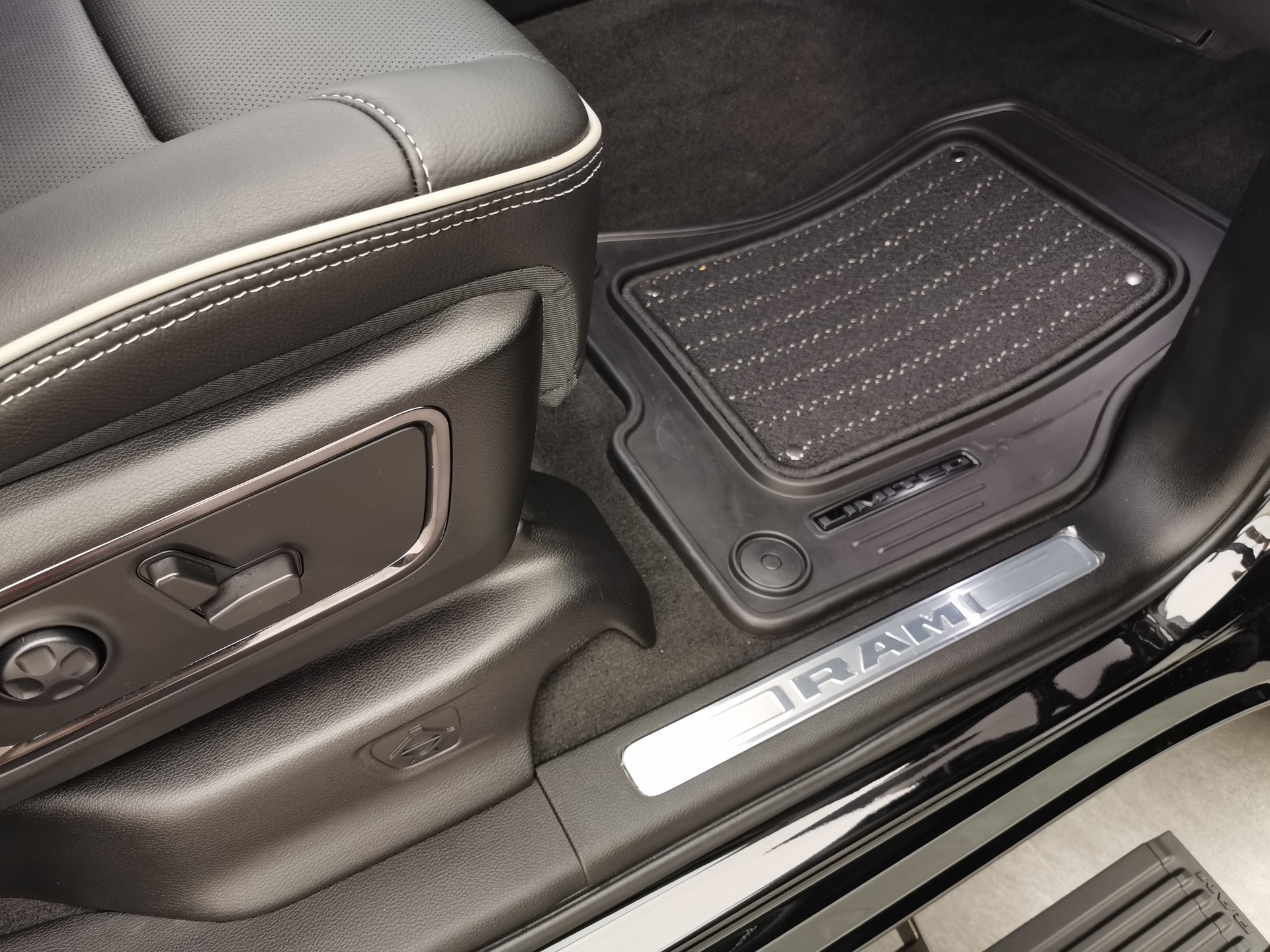 DODGE Ram 1500 5.7 V8 Limited eTorque Crew Cab-image-15